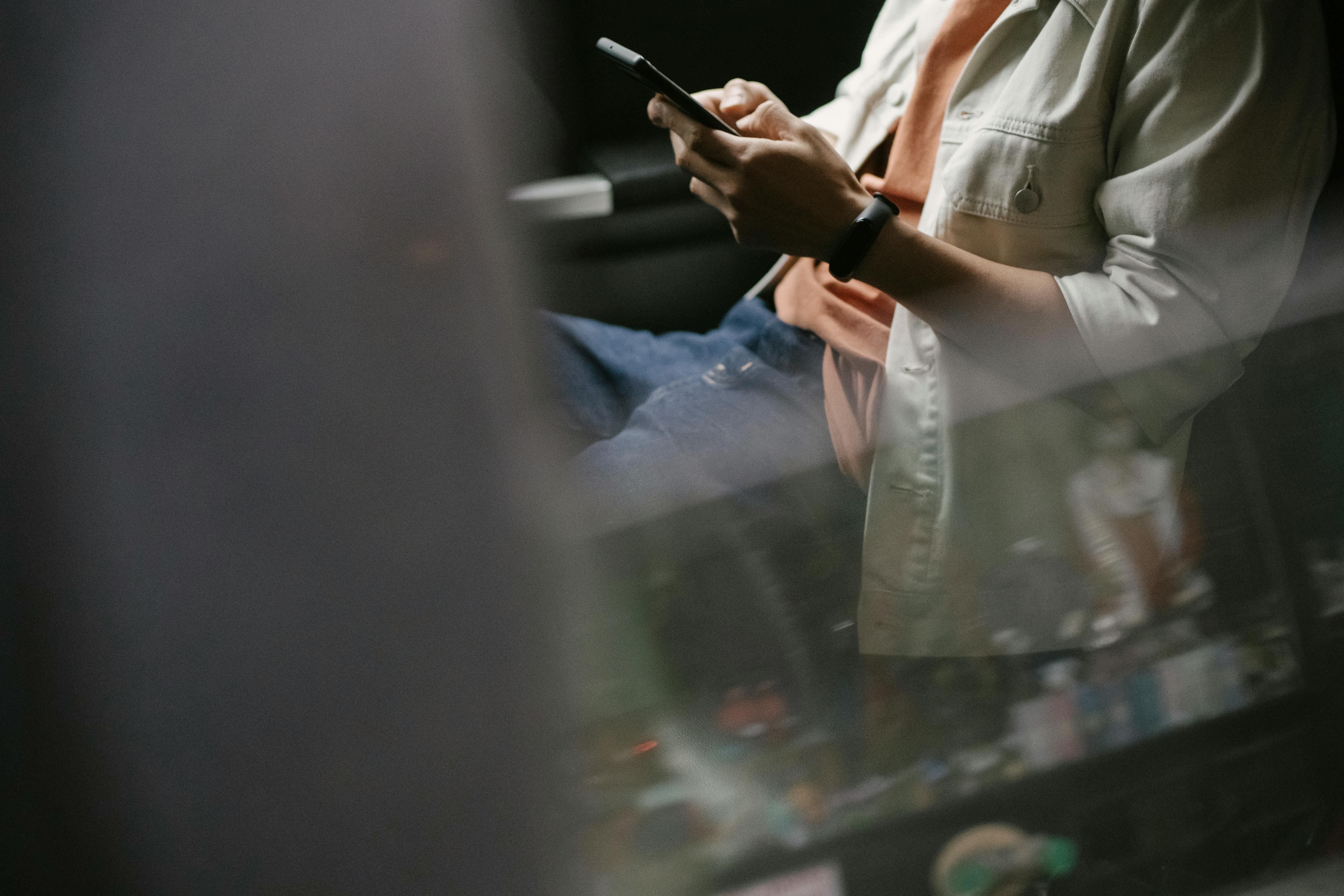 A man texting | Source: Pexels