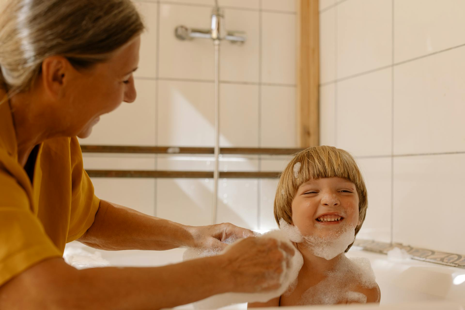A grandma helping her grandson take a bath | Source: Pexels