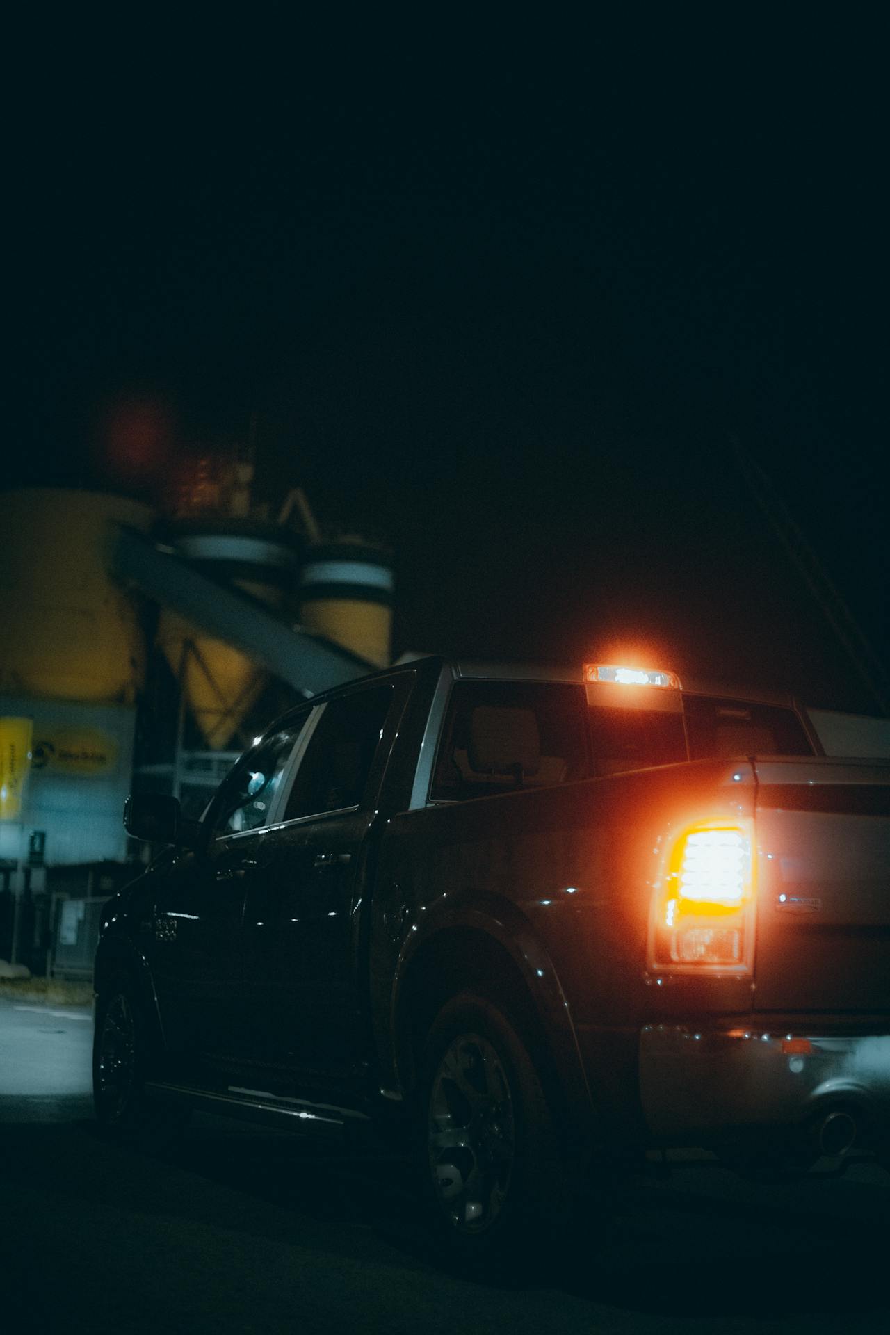 A pickup truck on the street at night | Source: Pexels