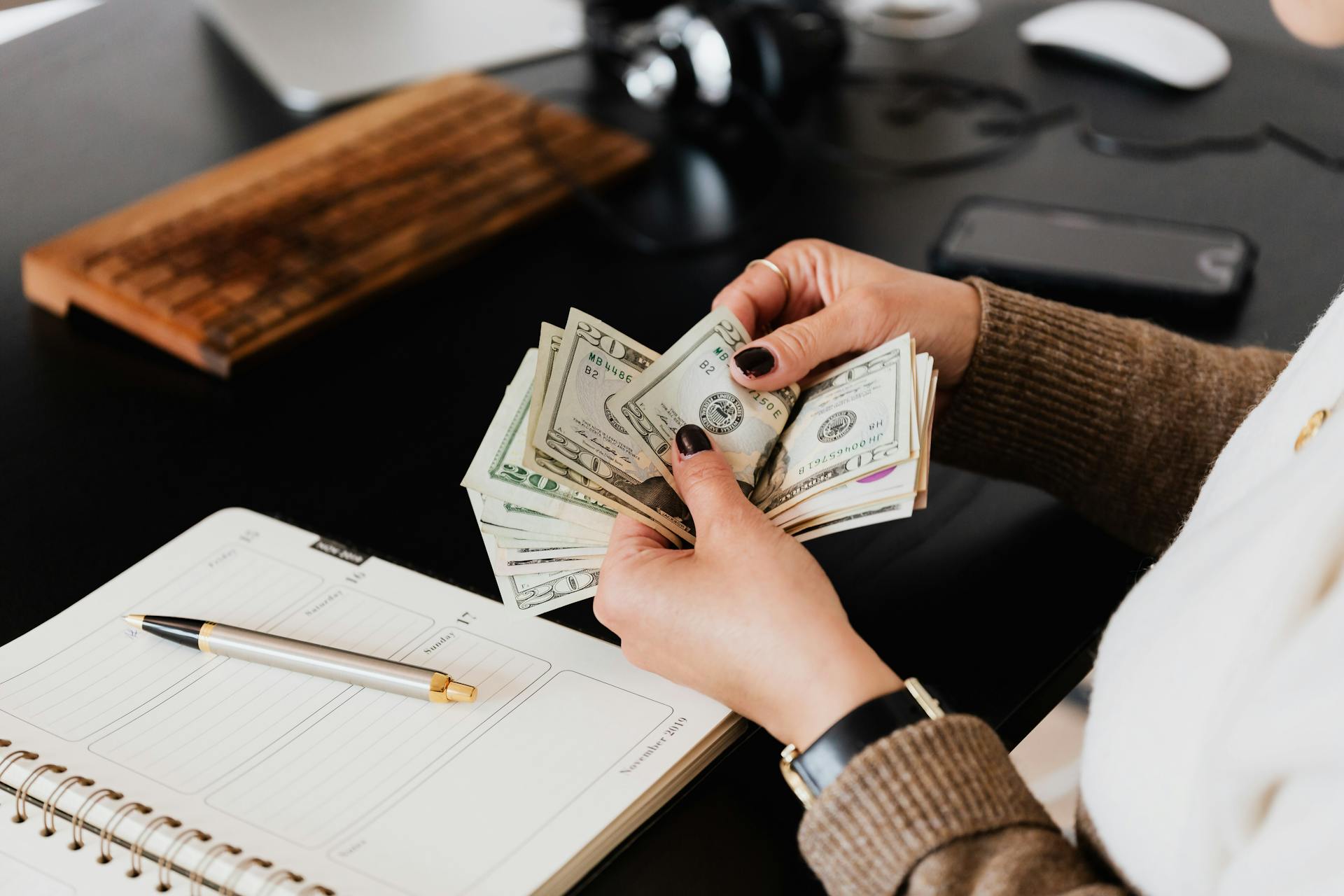 A woman counting money | Source: Pexels