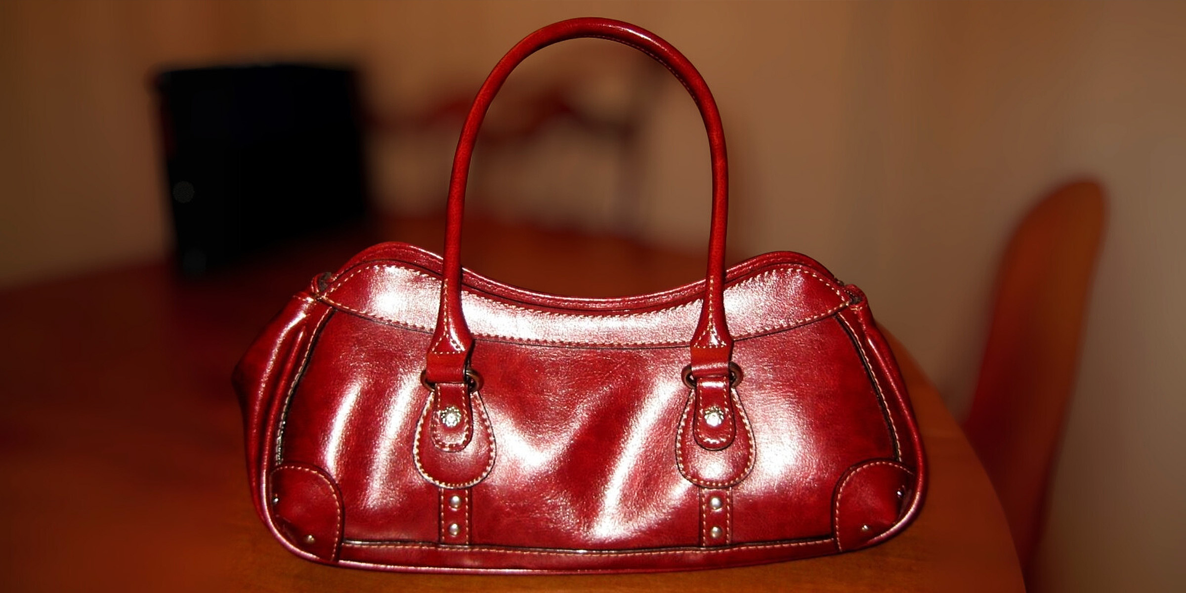 A red purse on a table | Source: Flickr