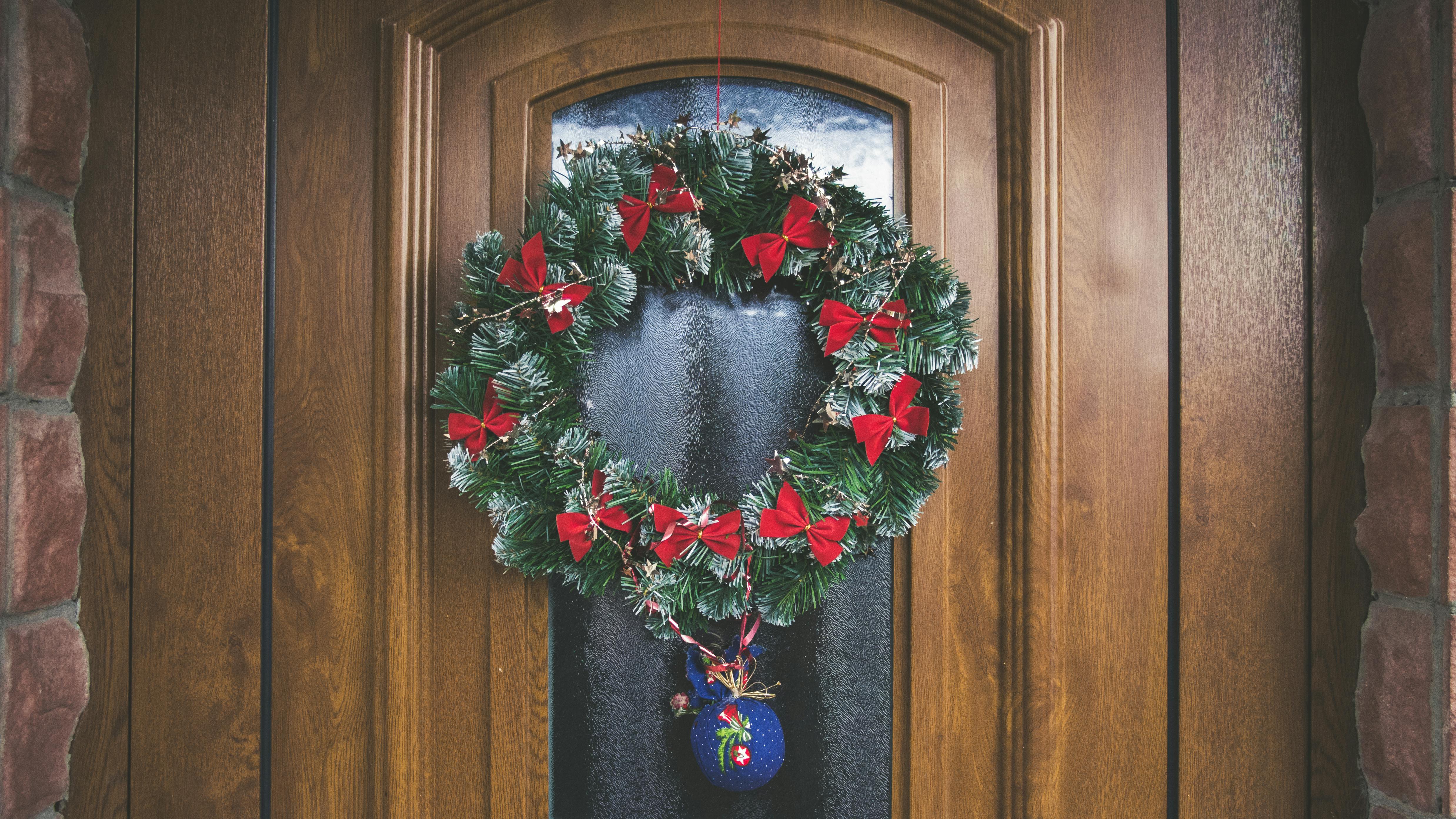 A decorated door | Source: Pexels