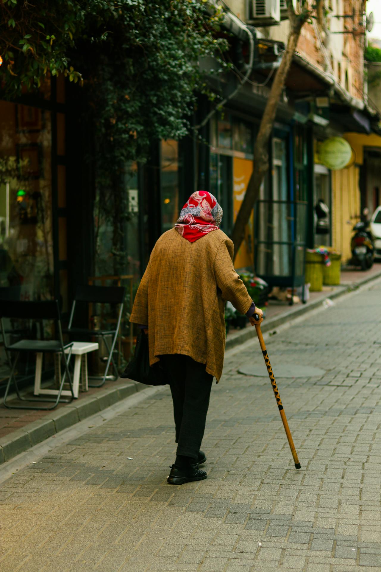 An older woman walking on the street | Source: Pexels