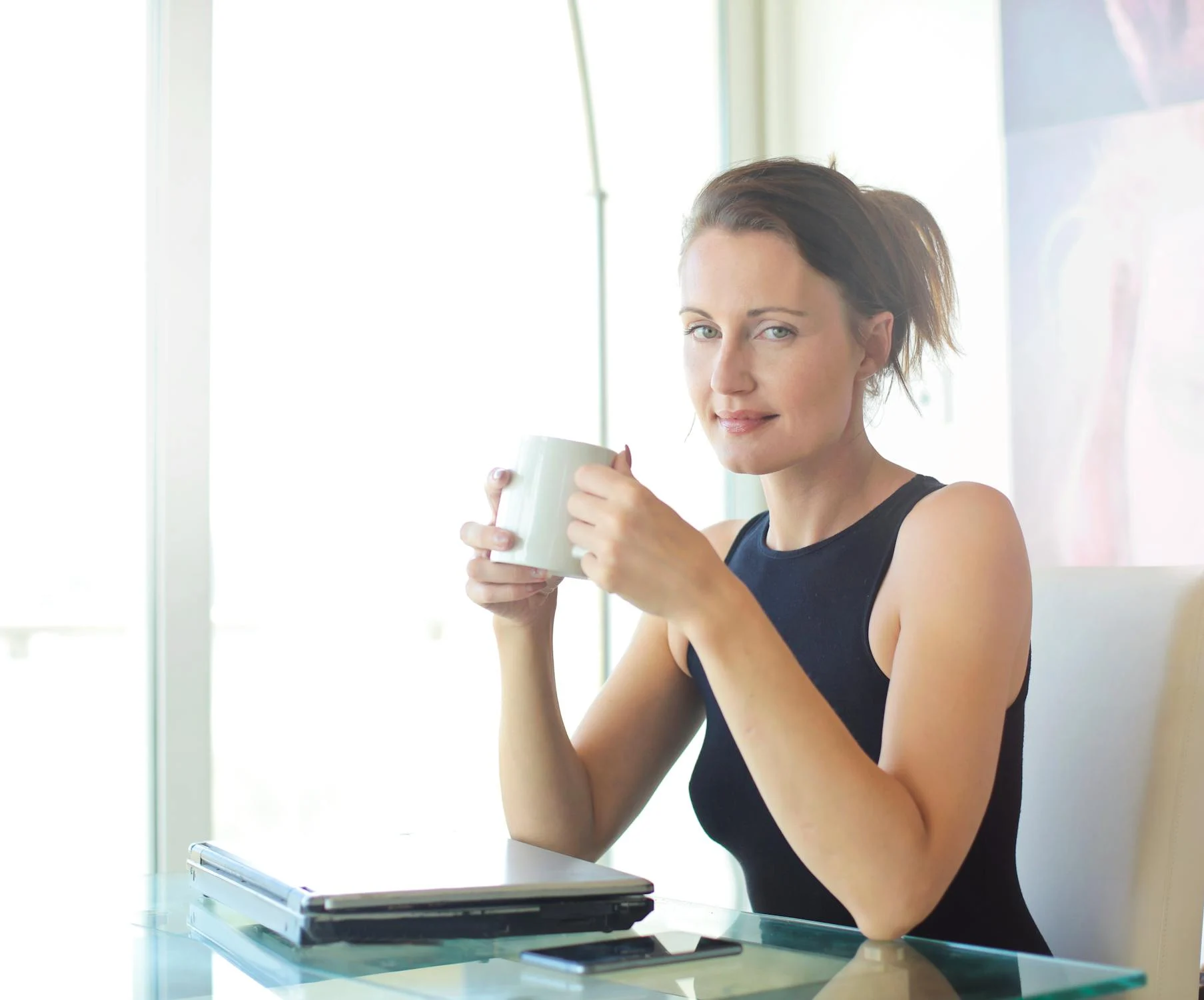 A woman drinking tea ⏐ Source: Pexels