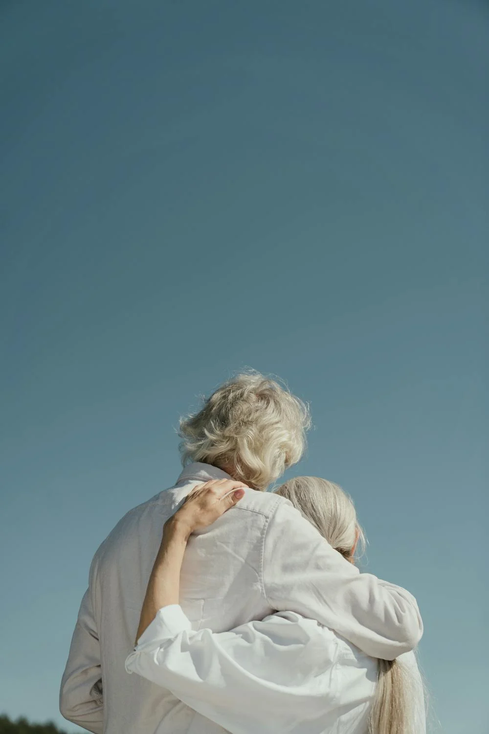 A hugging elderly couple | Source: Pexels