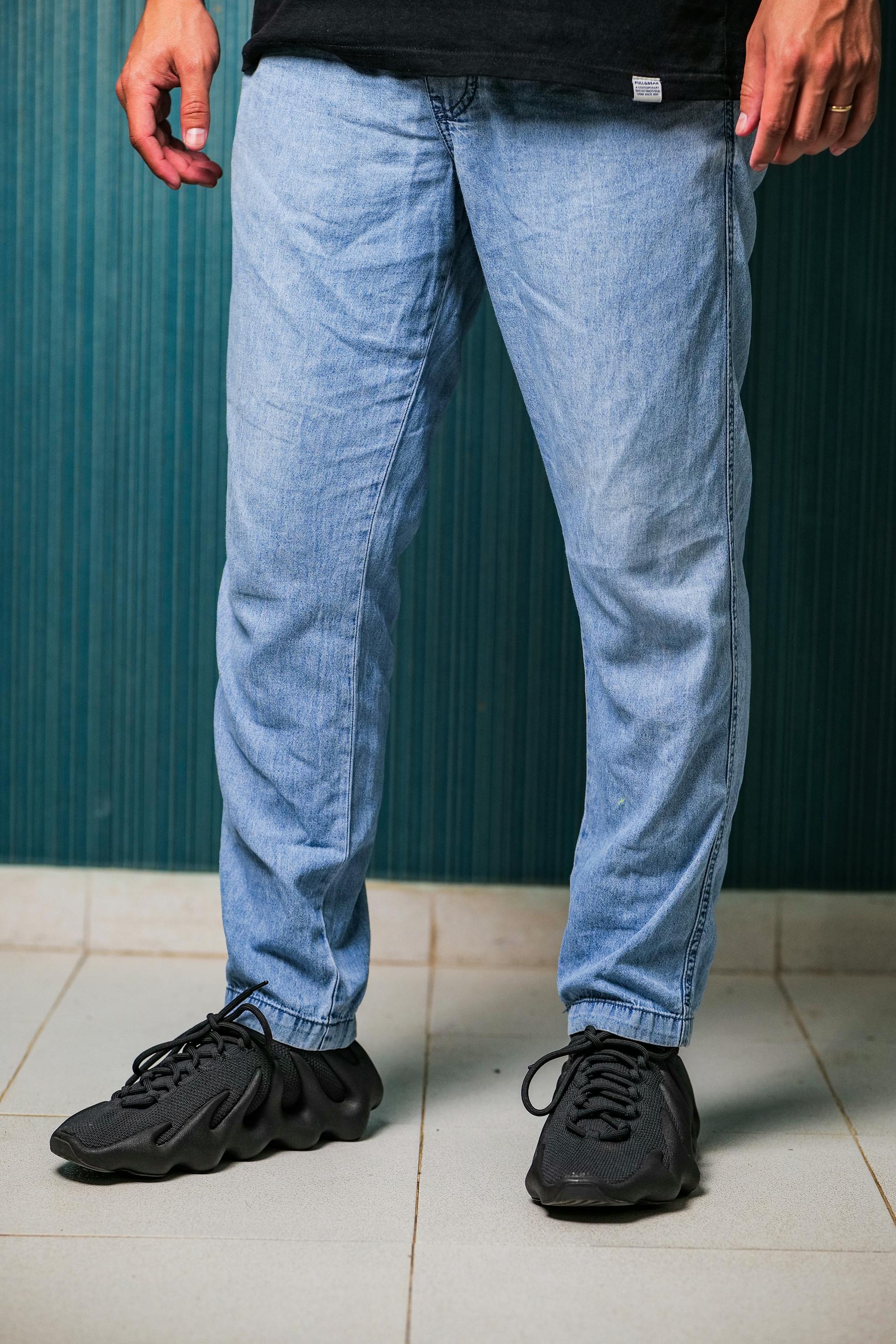 A man standing on a floor | Source: Pexels