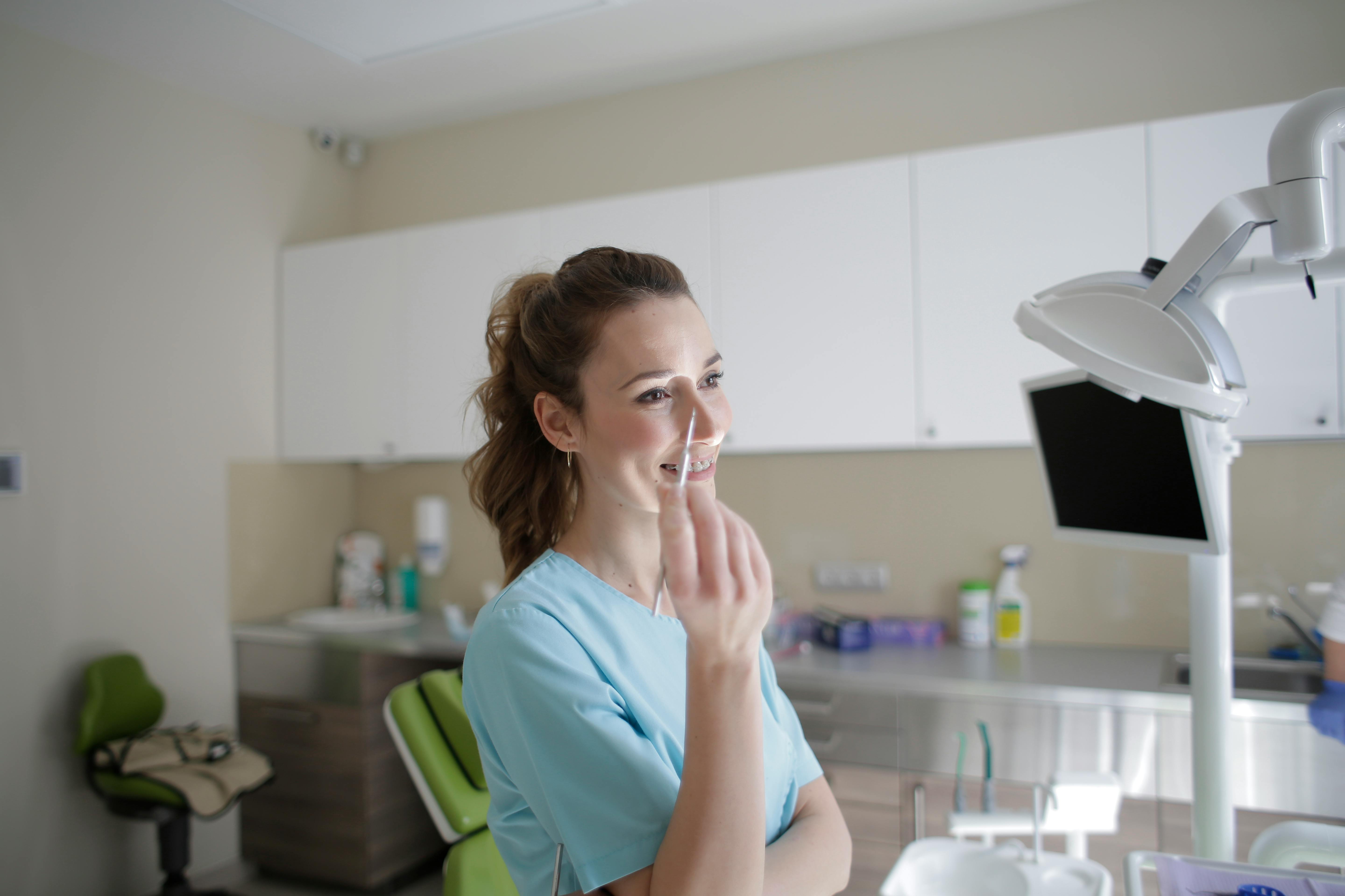 A happy nurse at work | Source: Pexels