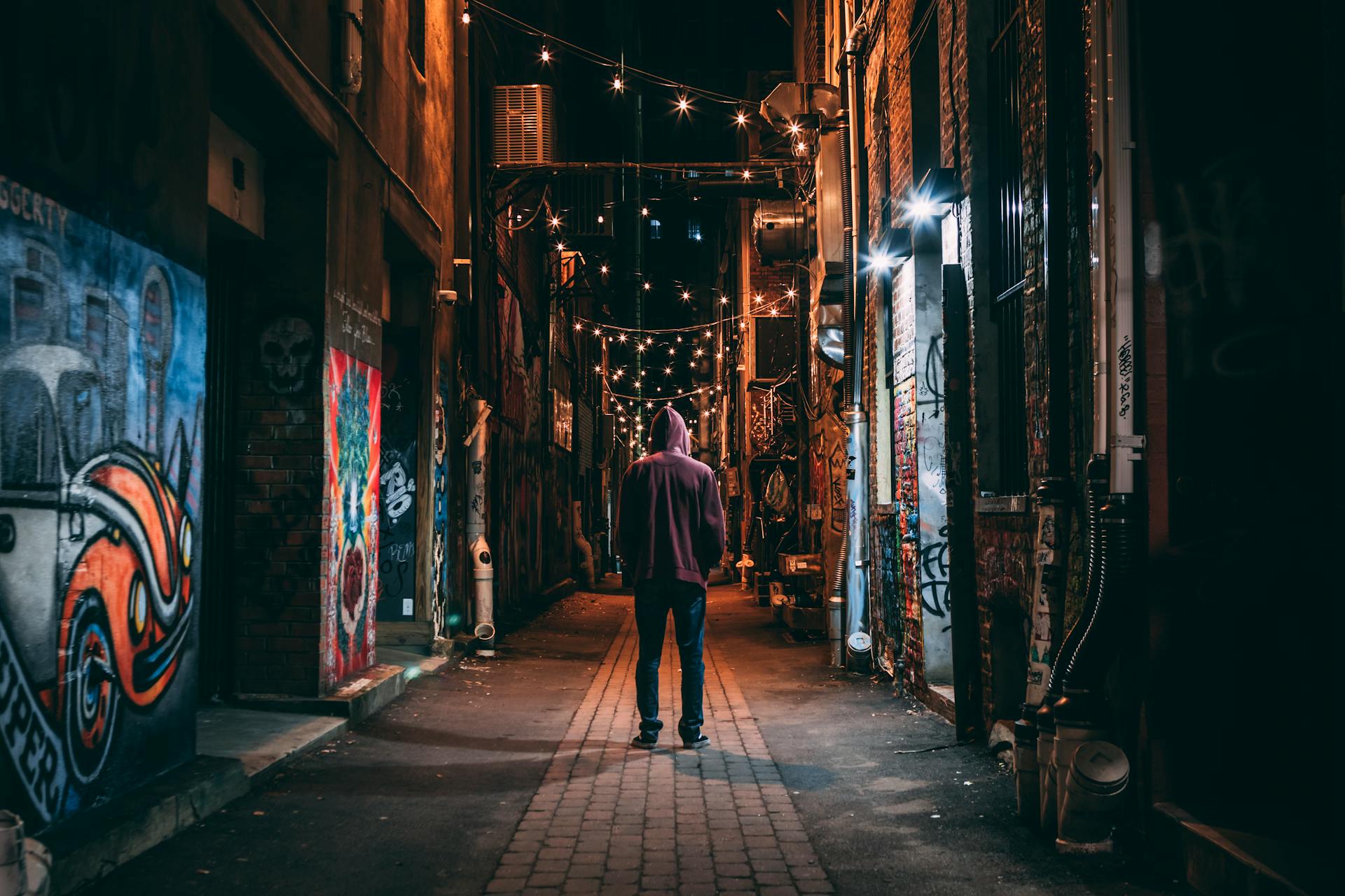 A man standing in an alley | Source: Pexels