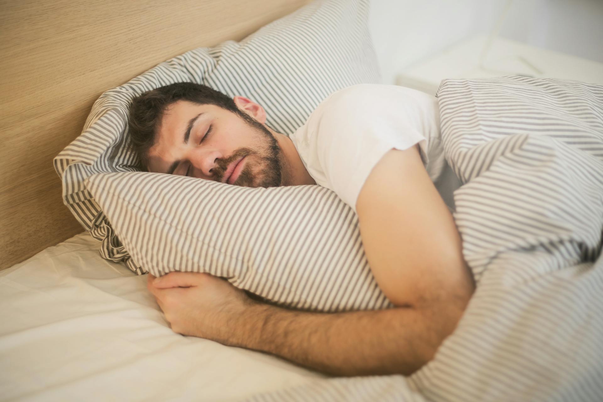 A man sleeping in a bed | Source: Pexels