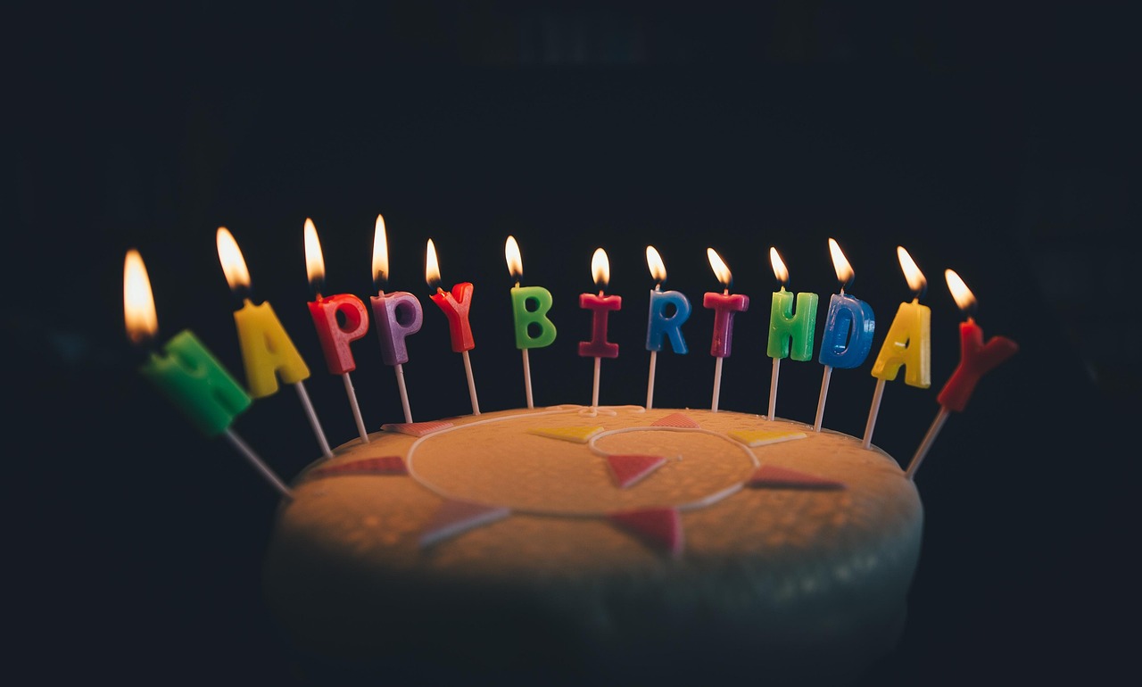 A birthday cake with candles | Source: Pixabay