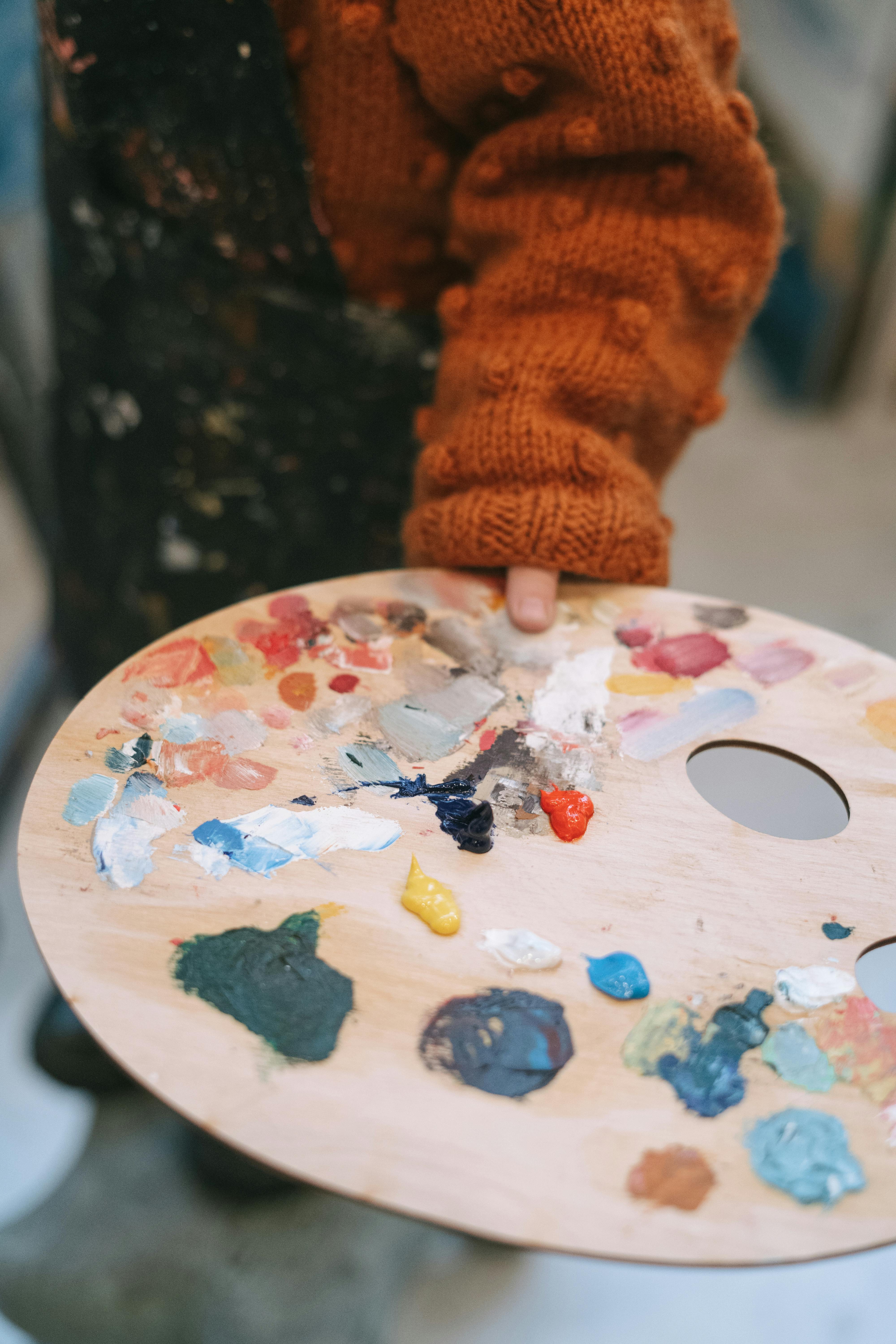 A person holding a paint palette | Source: Pexels