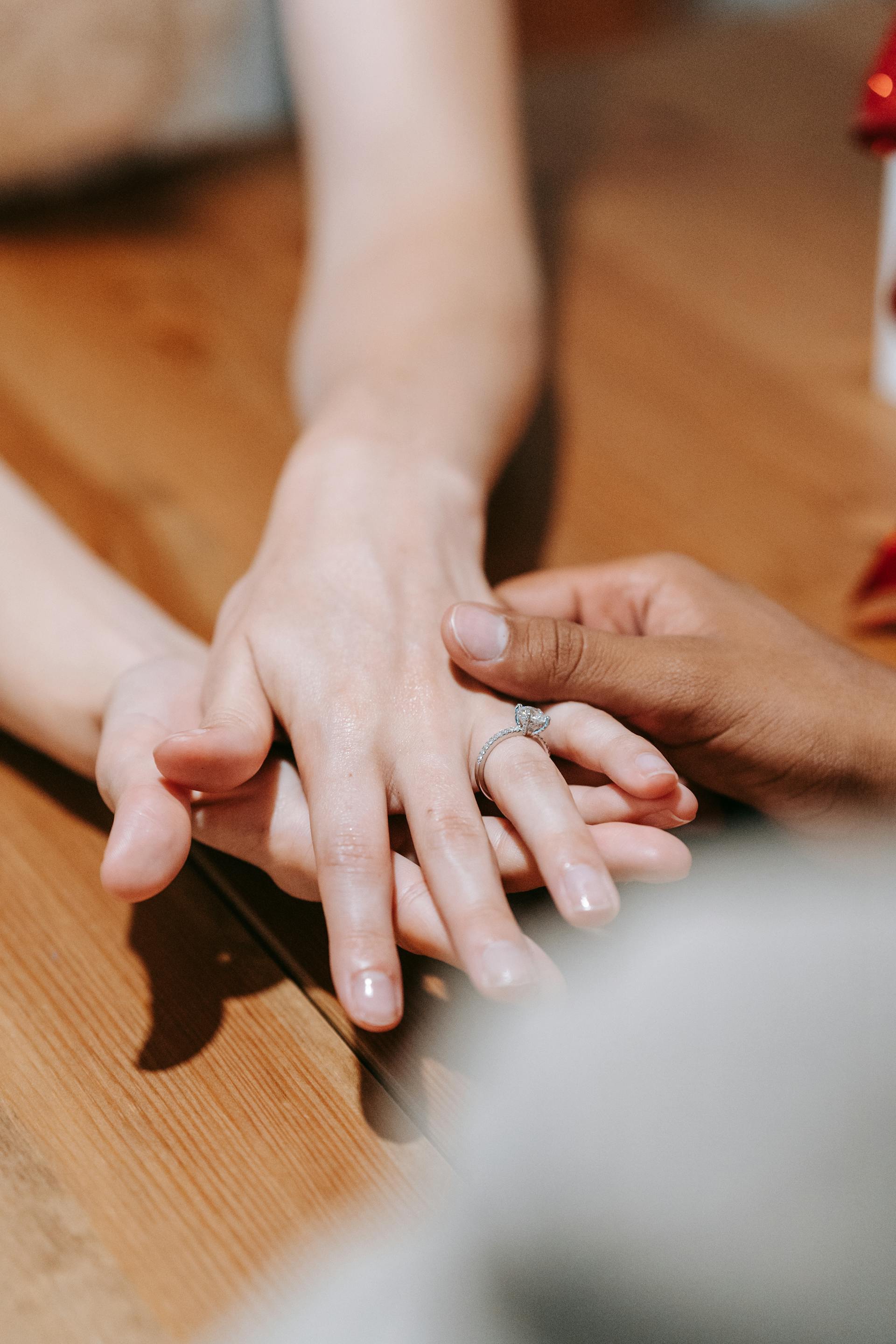 A man holding a woman's hand | Source: Pexels