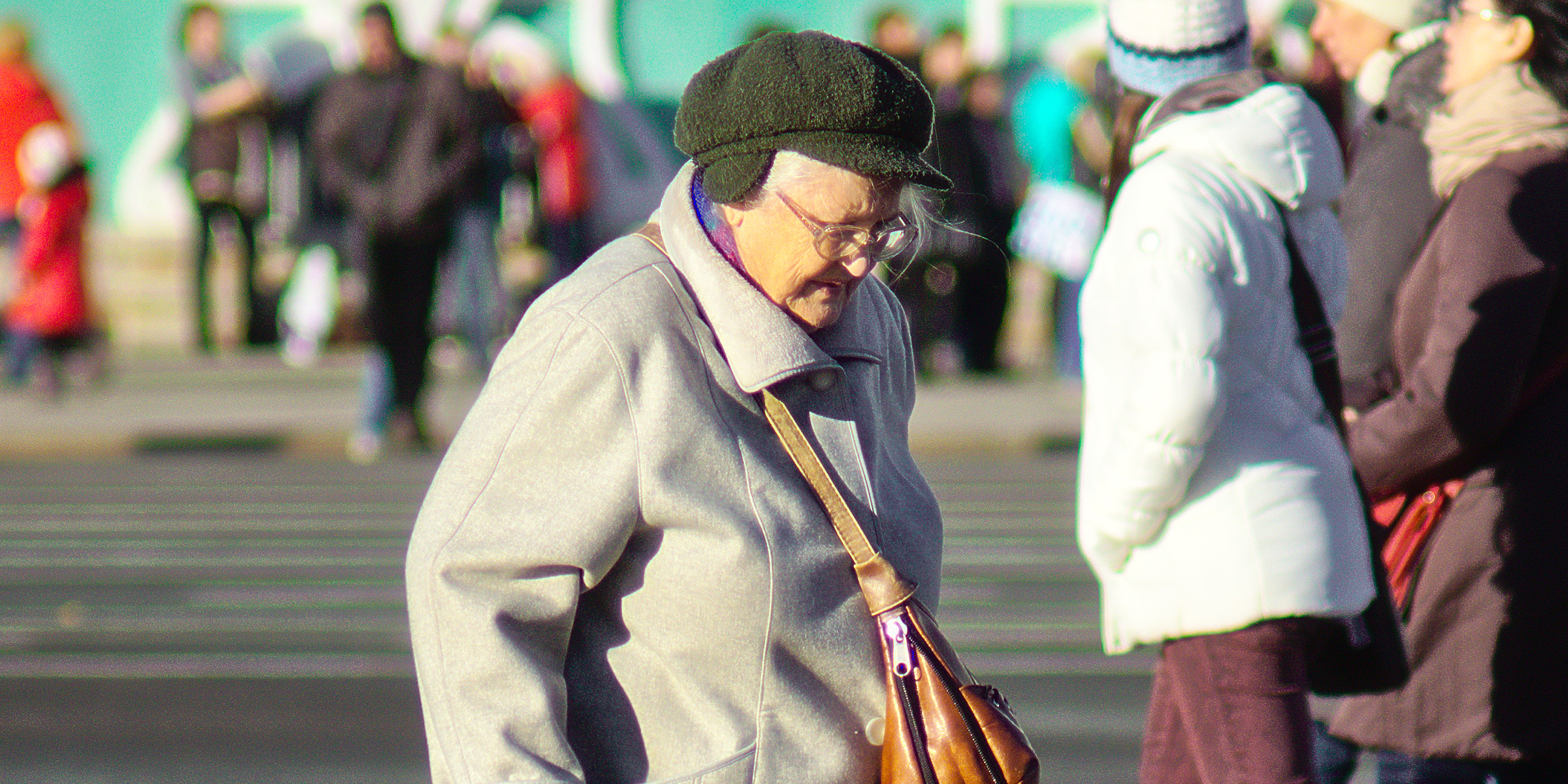 A sad old woman | Source: Flickr