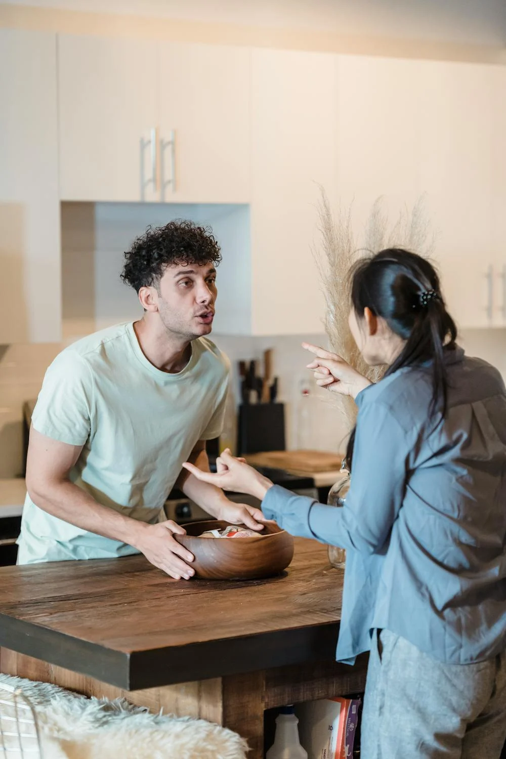 A couple arguing in their kitchen | Source: Pexels