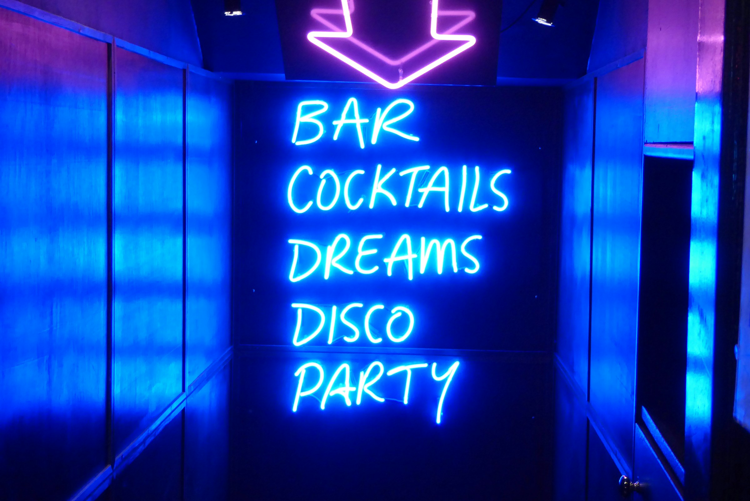 The entrance to a nightclub | Source: Unsplash