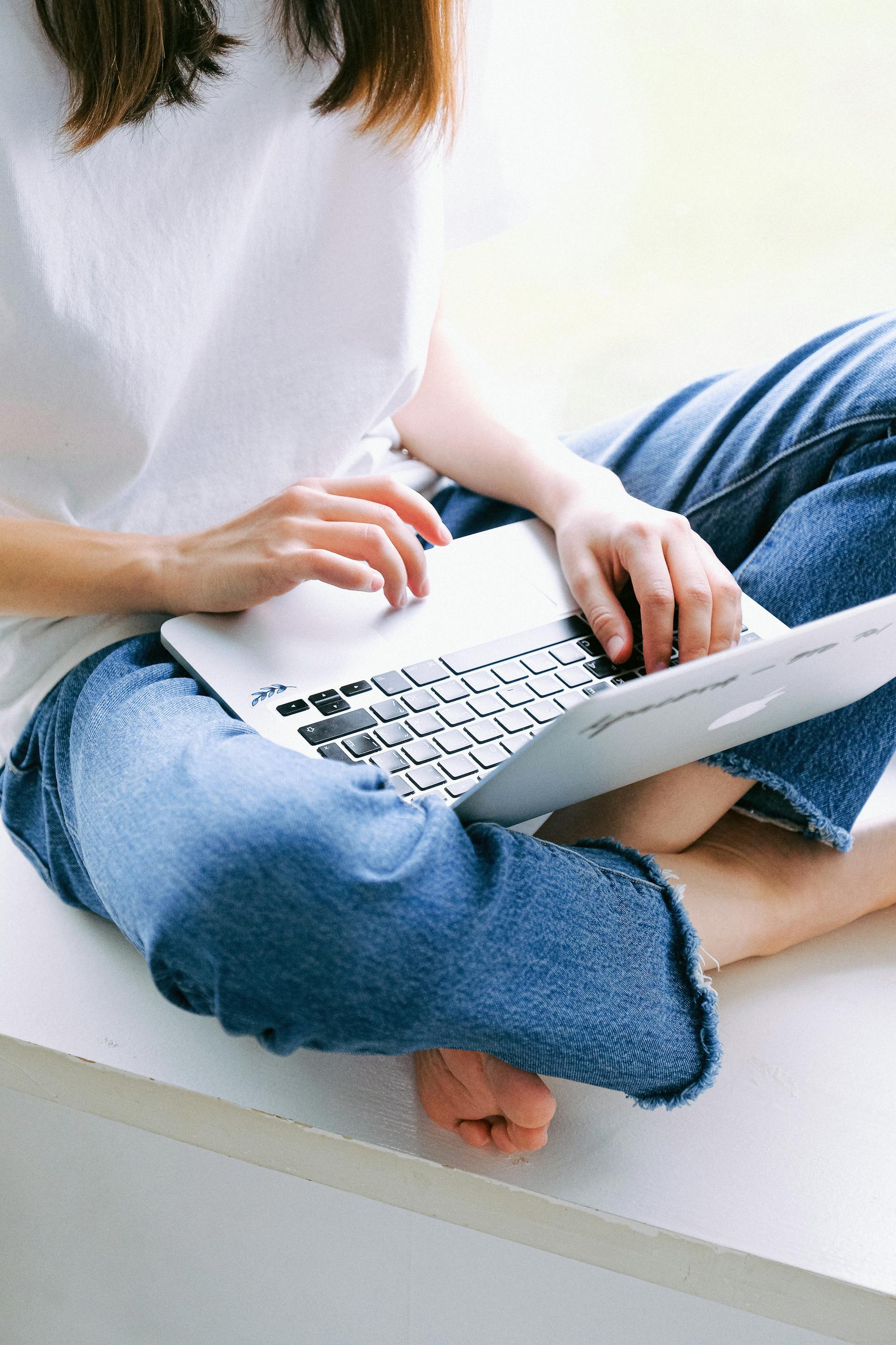 A woman using a laptop | Source: Pexels