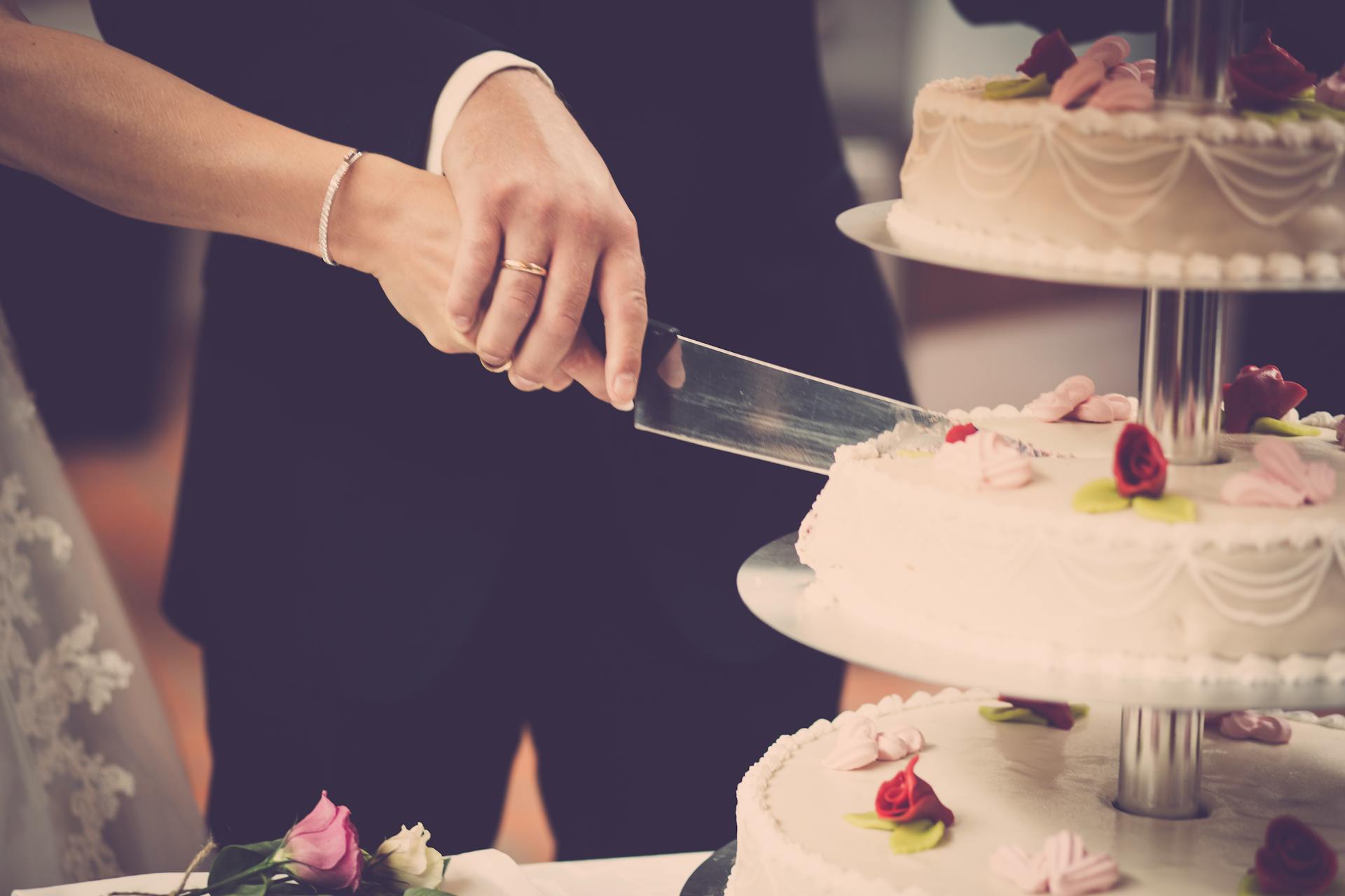 A couple cutting the cake on their wedding day | Source: Pexels