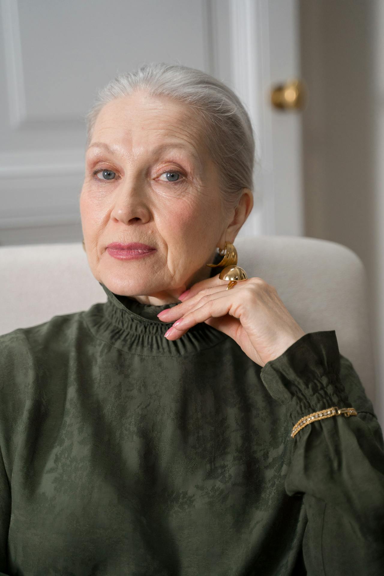An entitled elderly woman sitting on a chair and looking at someone | Source: Pexels