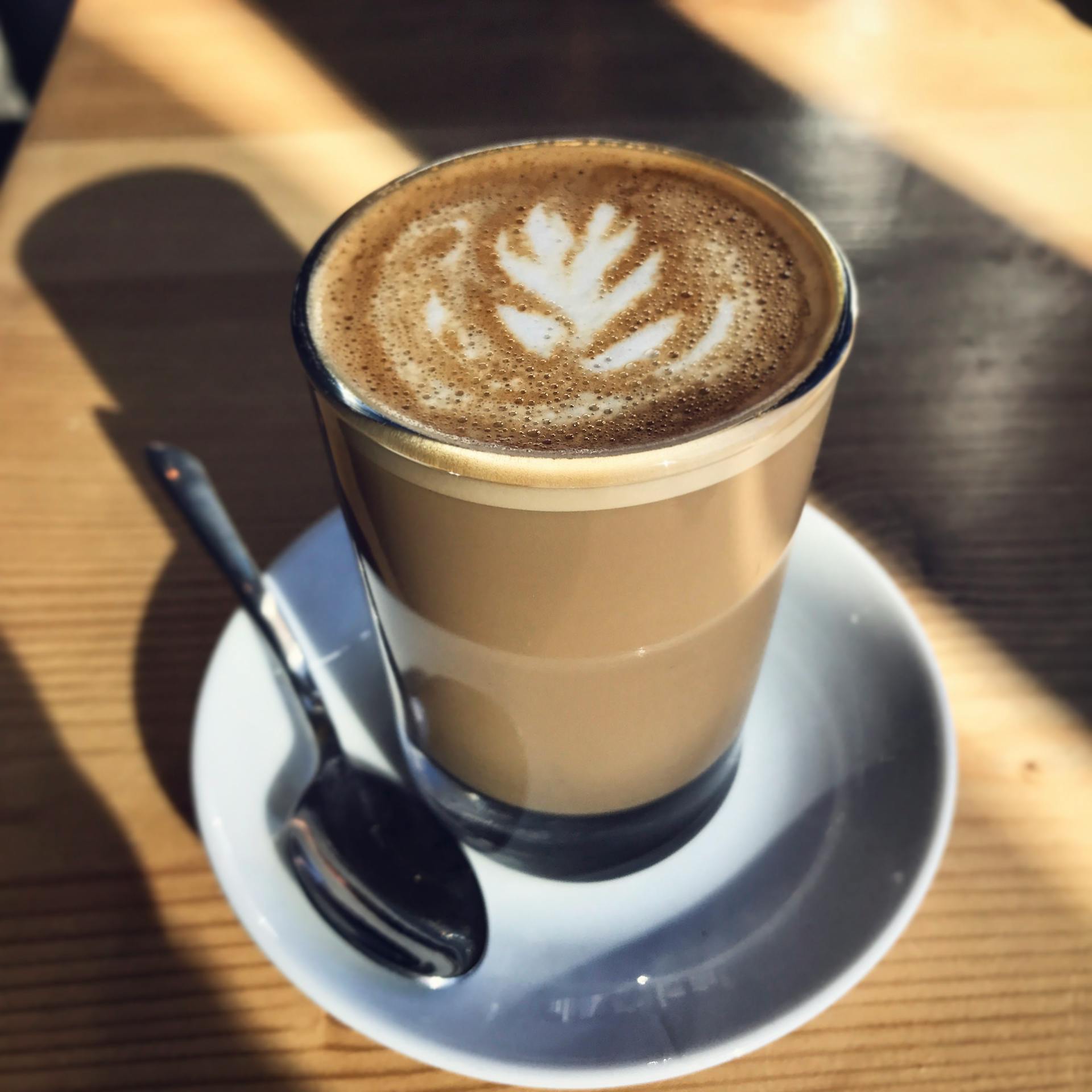 A latte on a table | Source: Pexels