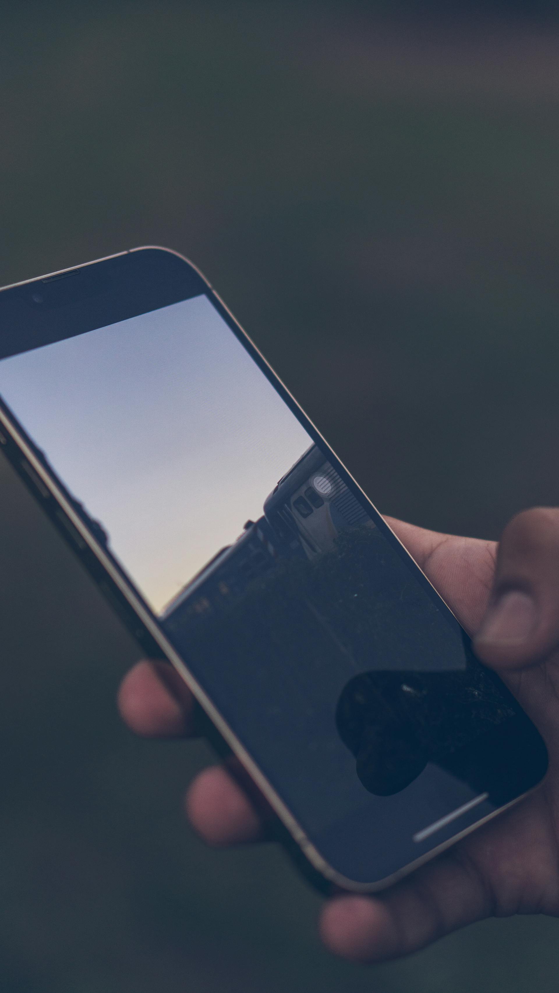 A man holding his phone | Source: Pexels