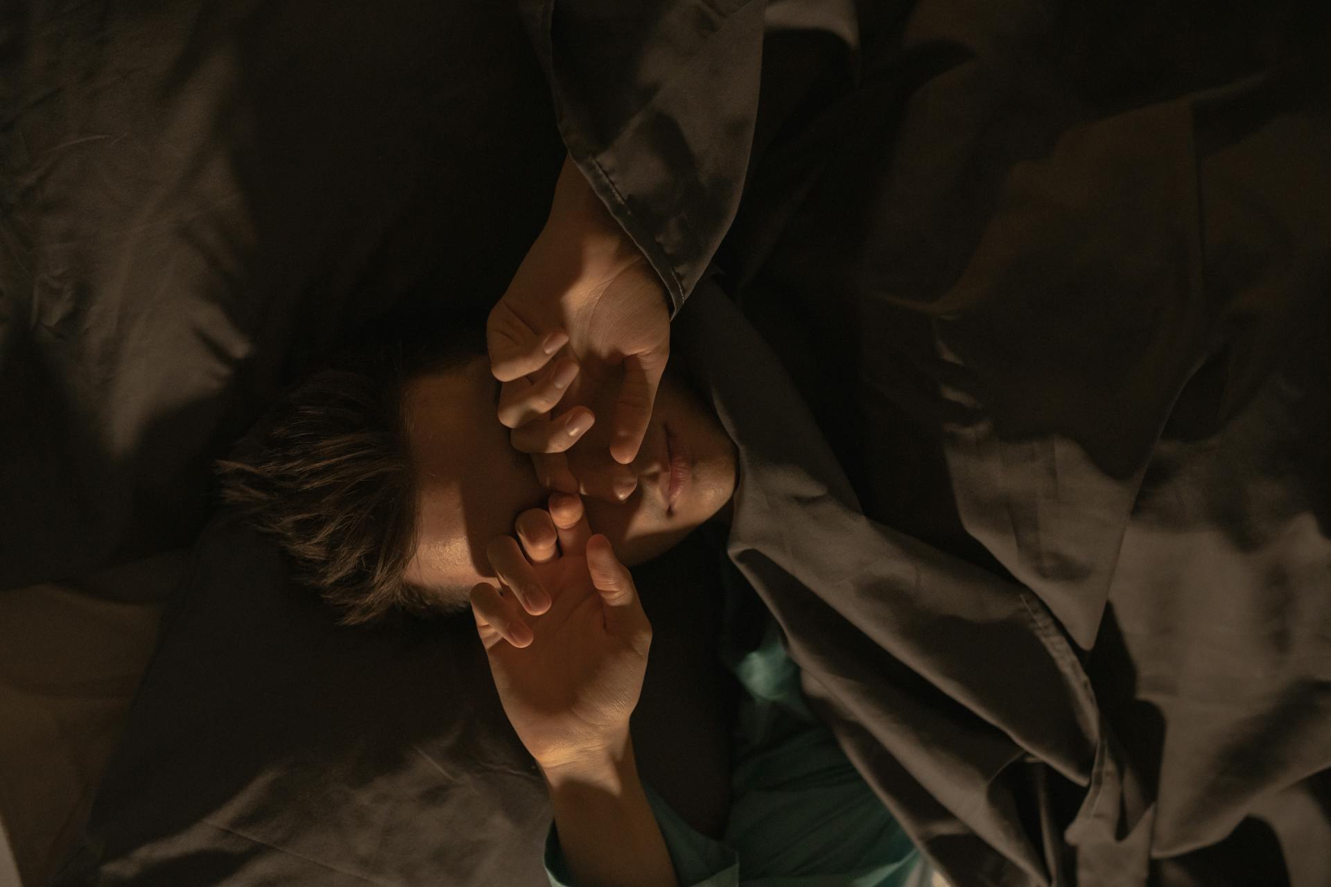 A man struggling to sleep | Source: Pexels
