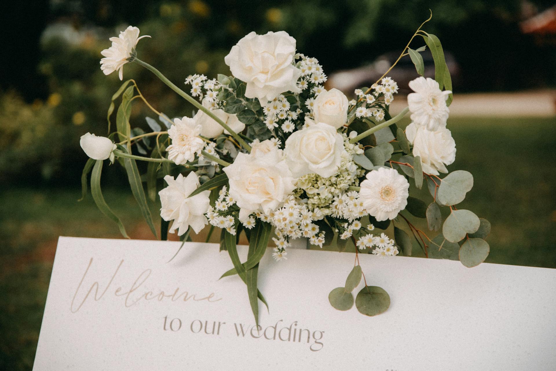 A floral arrangement at a wedding | Source: Pexels