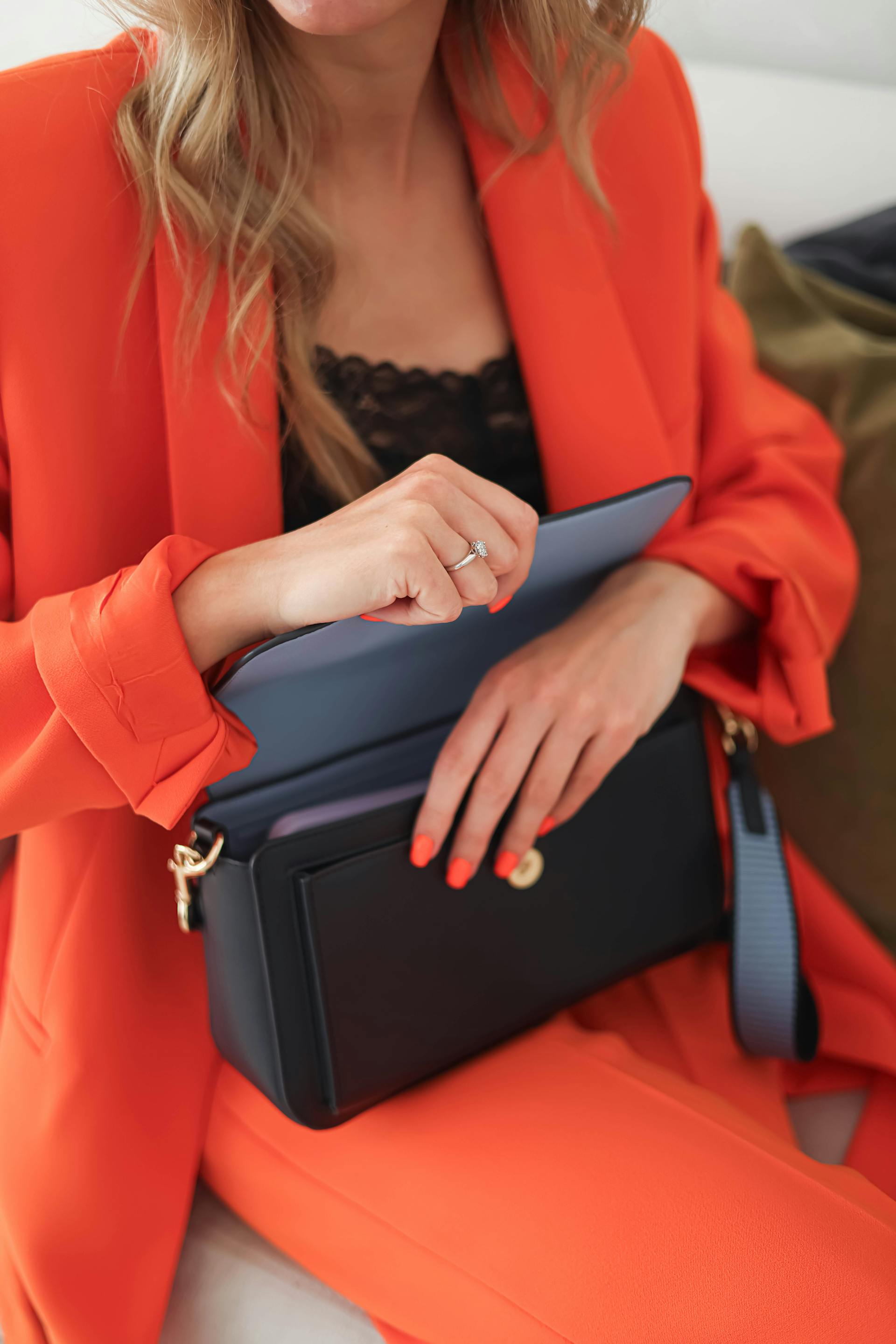 Uma mulher enfiando a mão na bolsa | Fonte: Pexels