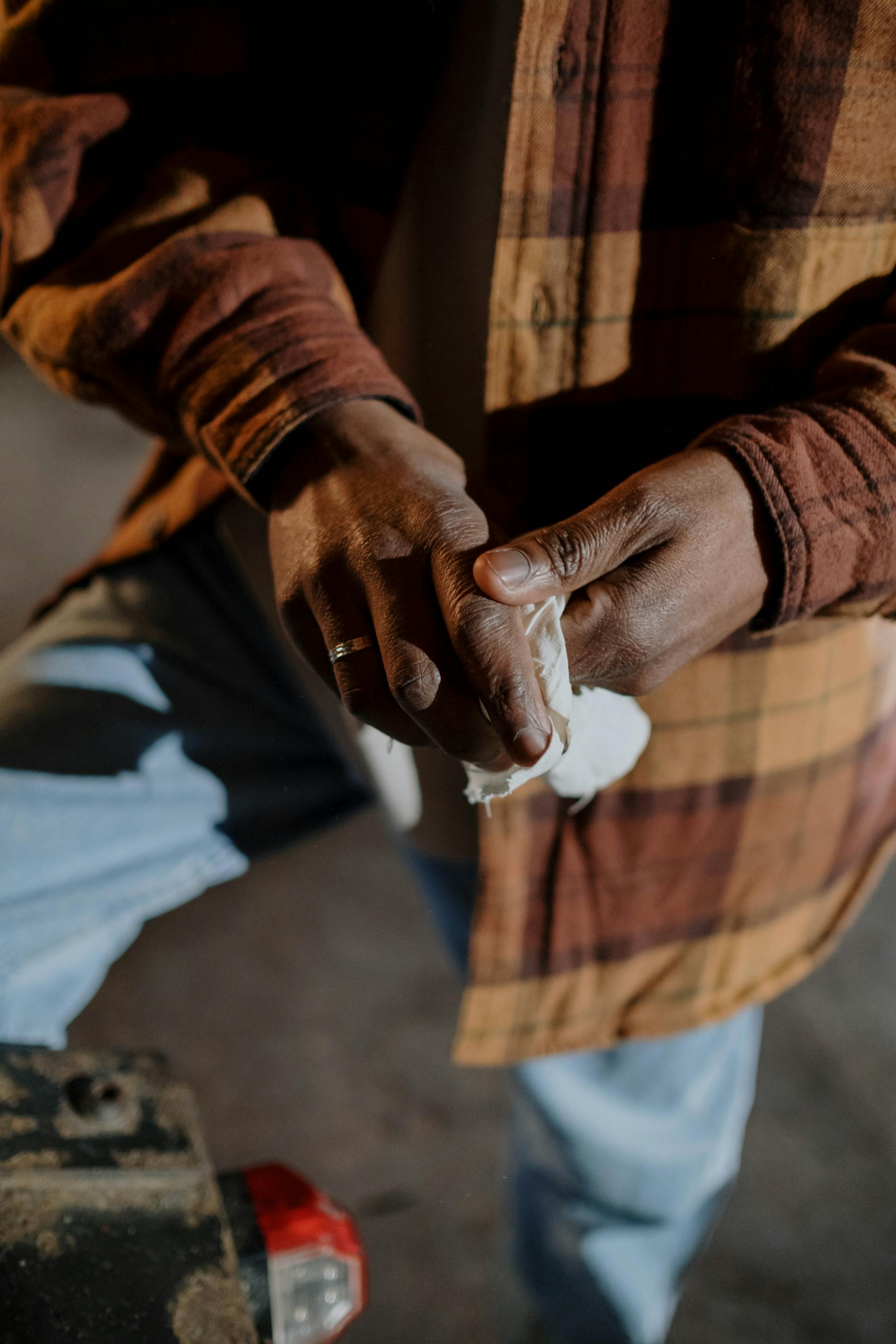 A man wiping his hands | Source: Pexels
