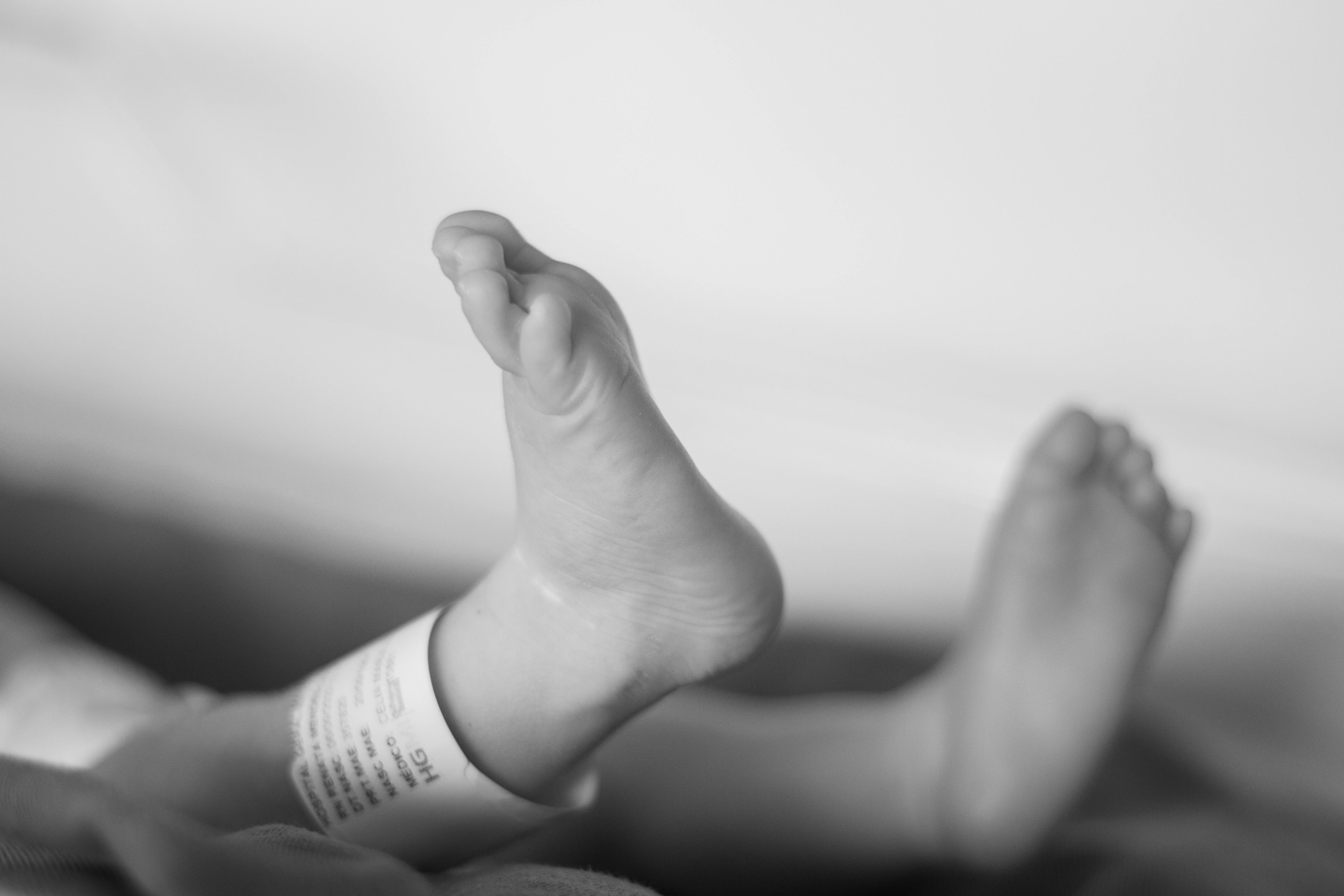 Newborn's tiny feet | Source: Pexels