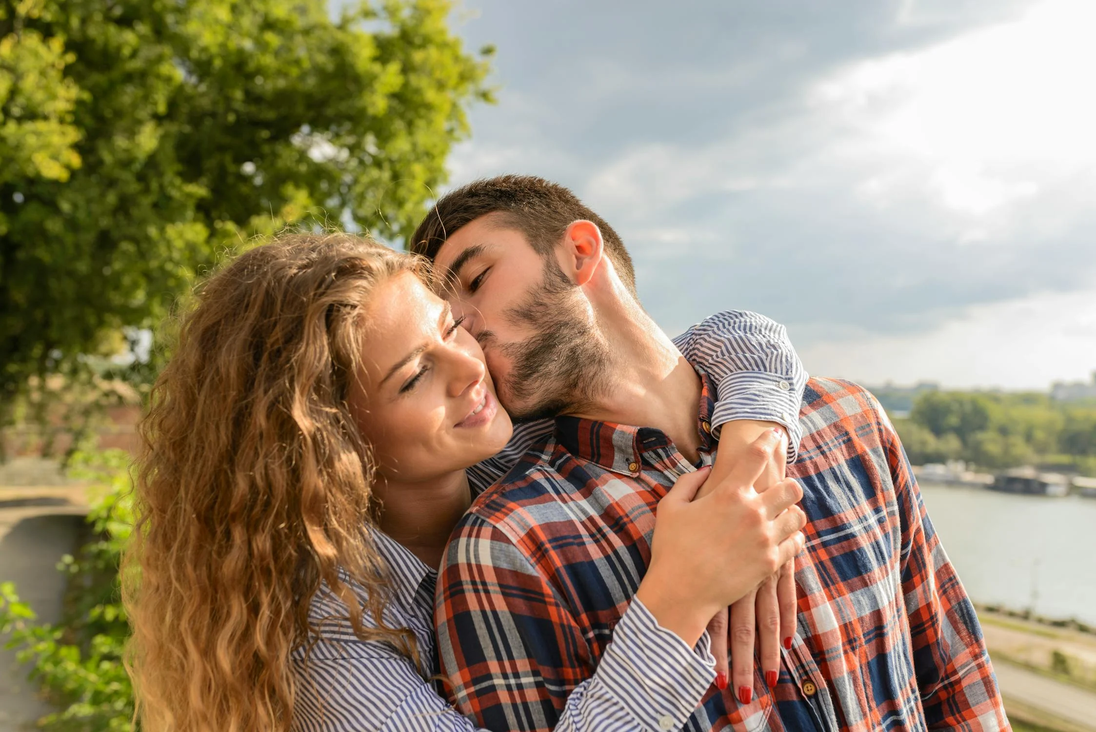 A happy couple hugging | Source: Pexels