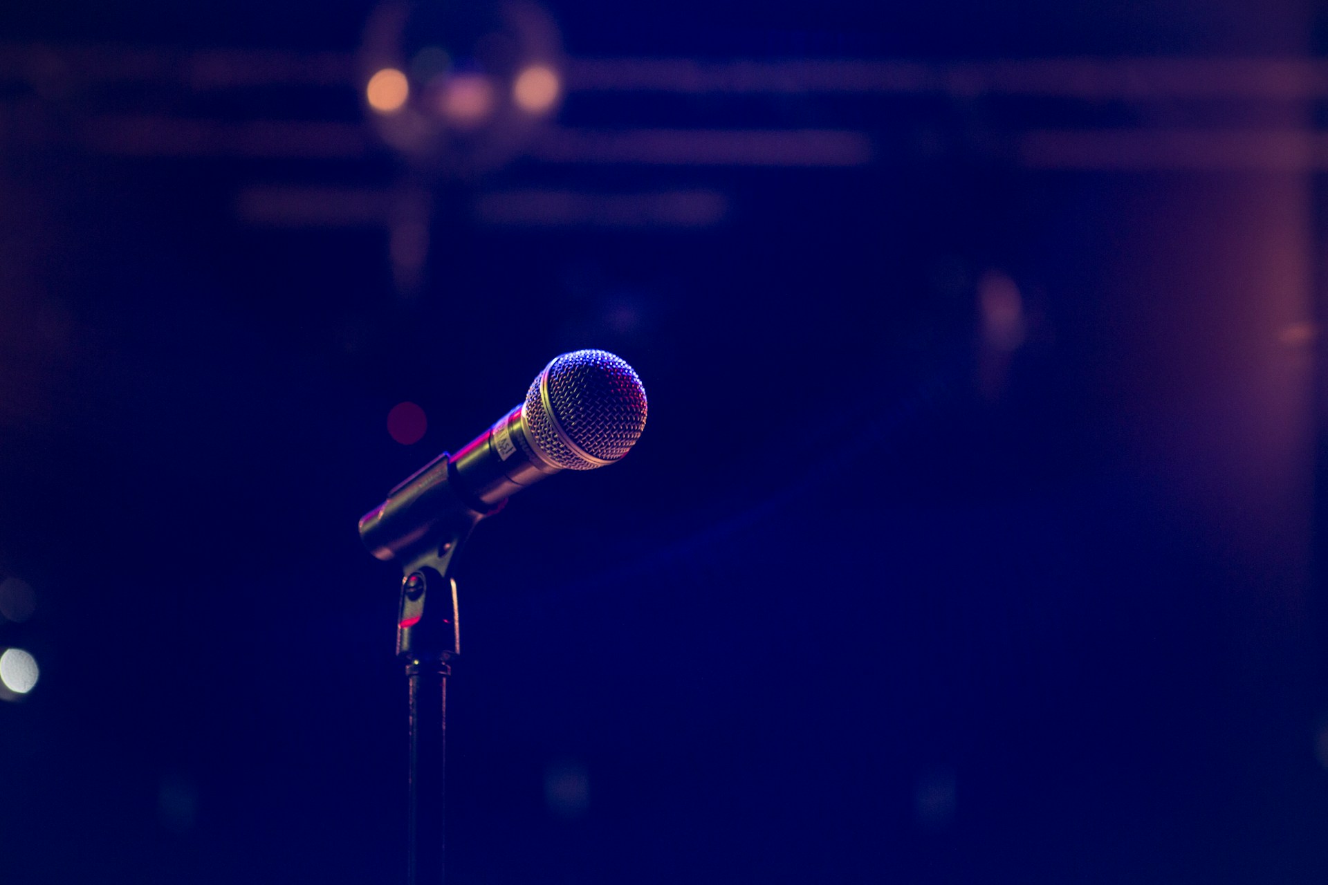 A mic on the stage bathed in soft studio light | Source: Unsplash