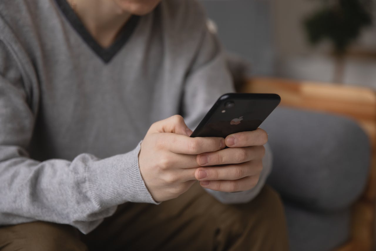 A man using a smartphone | Source: Pexels