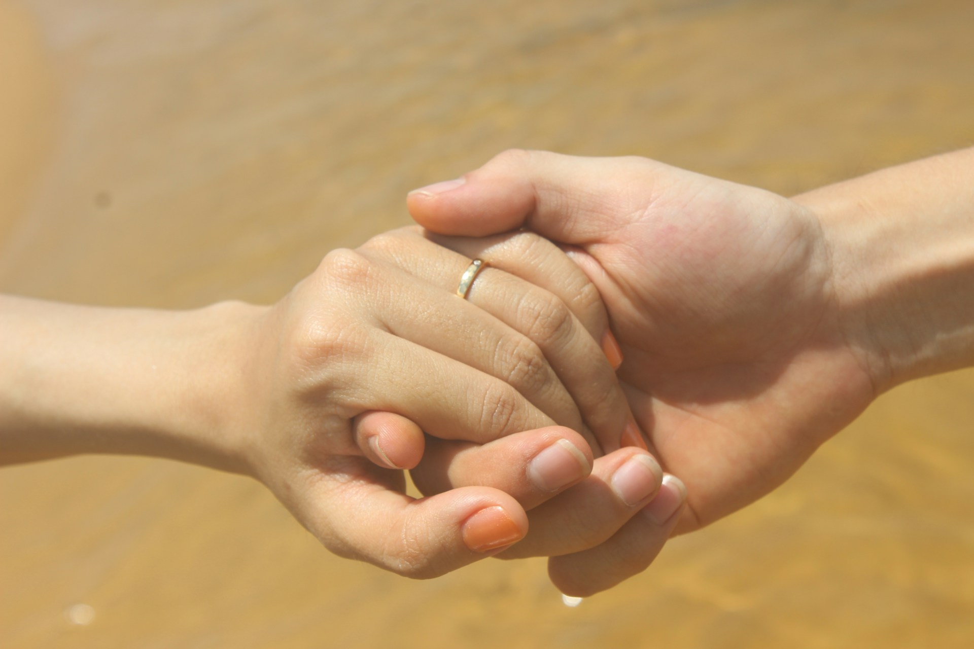 A couple holding hands | Source: Unsplash