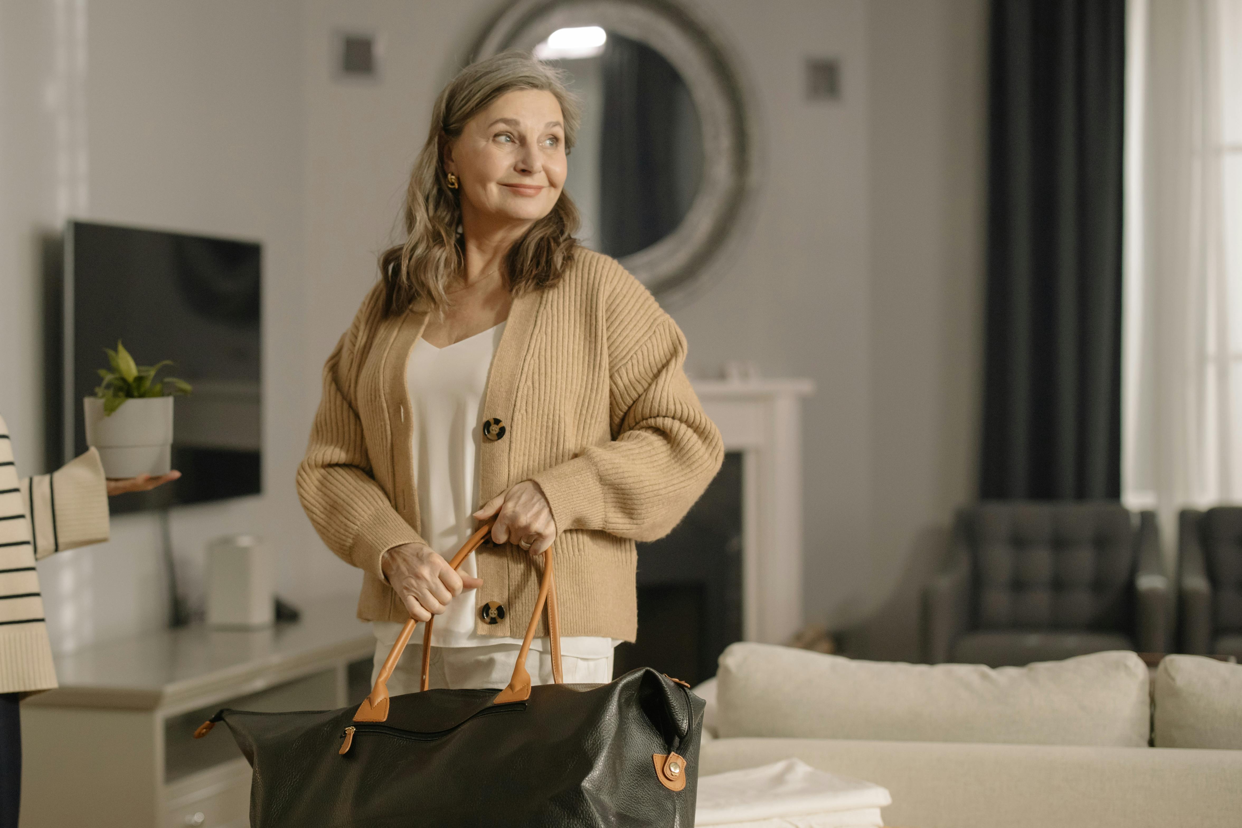 A woman carrying a bag | Source: Pexels