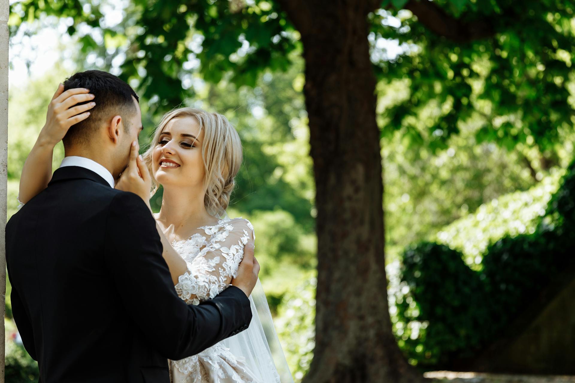 Young couple on their wedding day | Source: Pexels