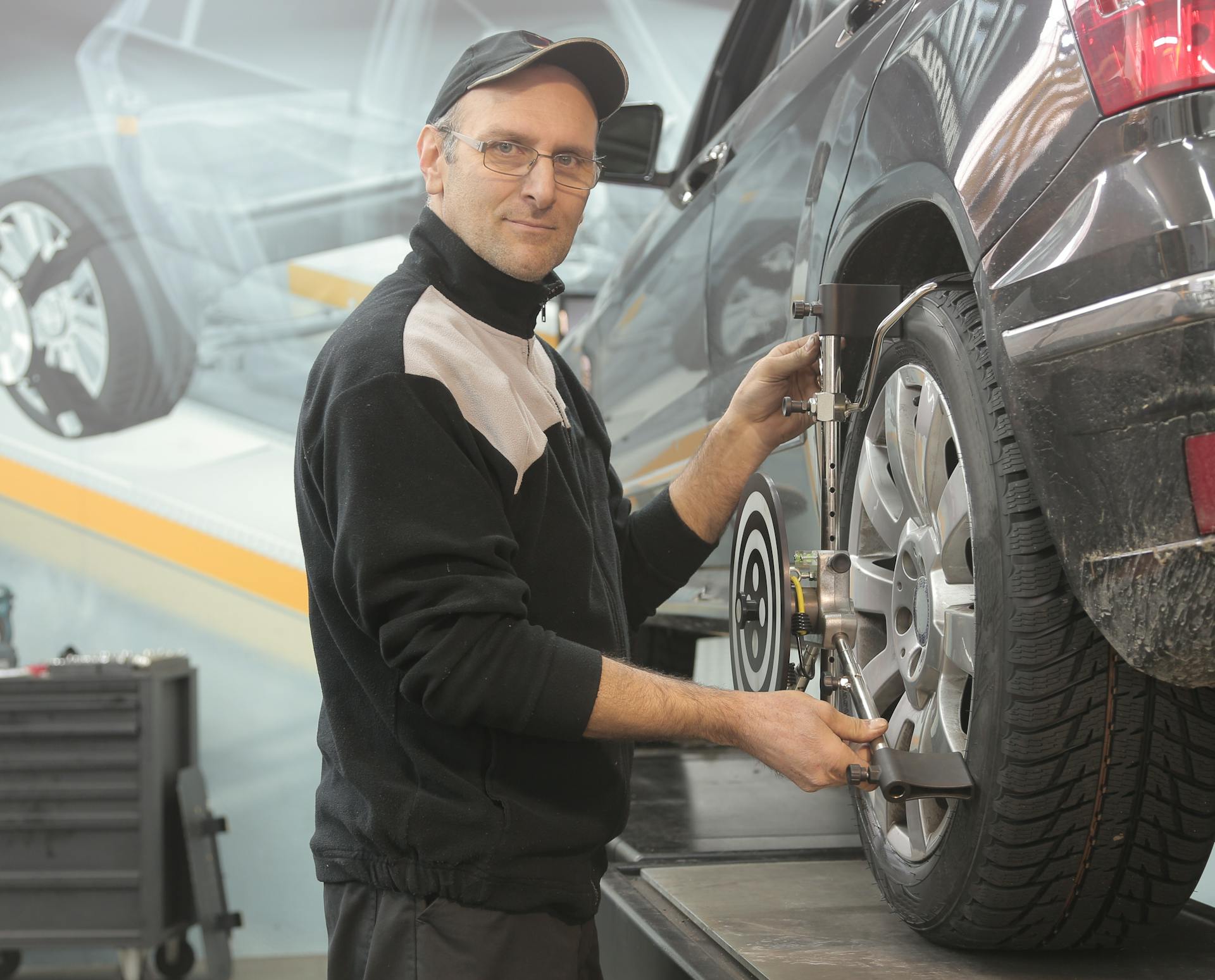 A mechanic looking straight ahead | Source: Pexels