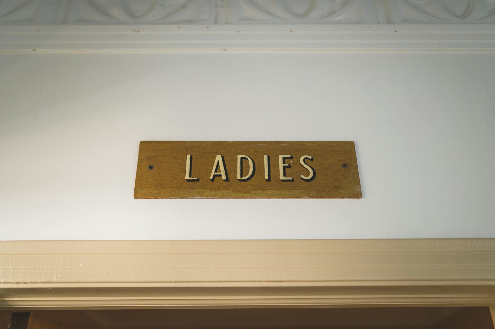 A sign for a restroom | Source: Pexels