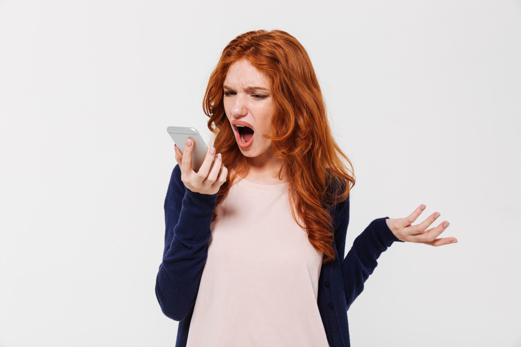 An angry woman on her phone | Source: Freepik