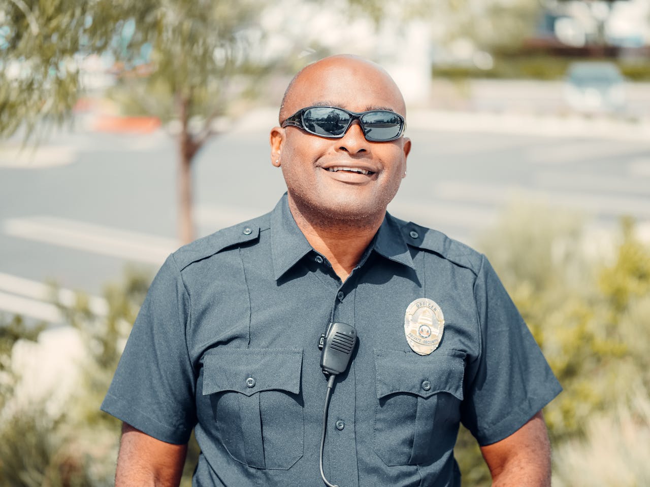 A smiling cop | Source: Pexels