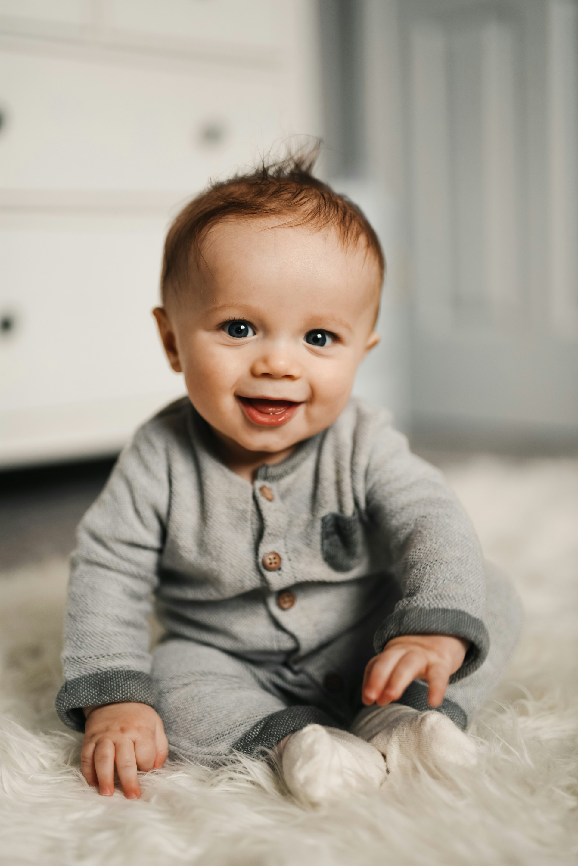 A baby boy sitting on the bed | Source: Unsplash