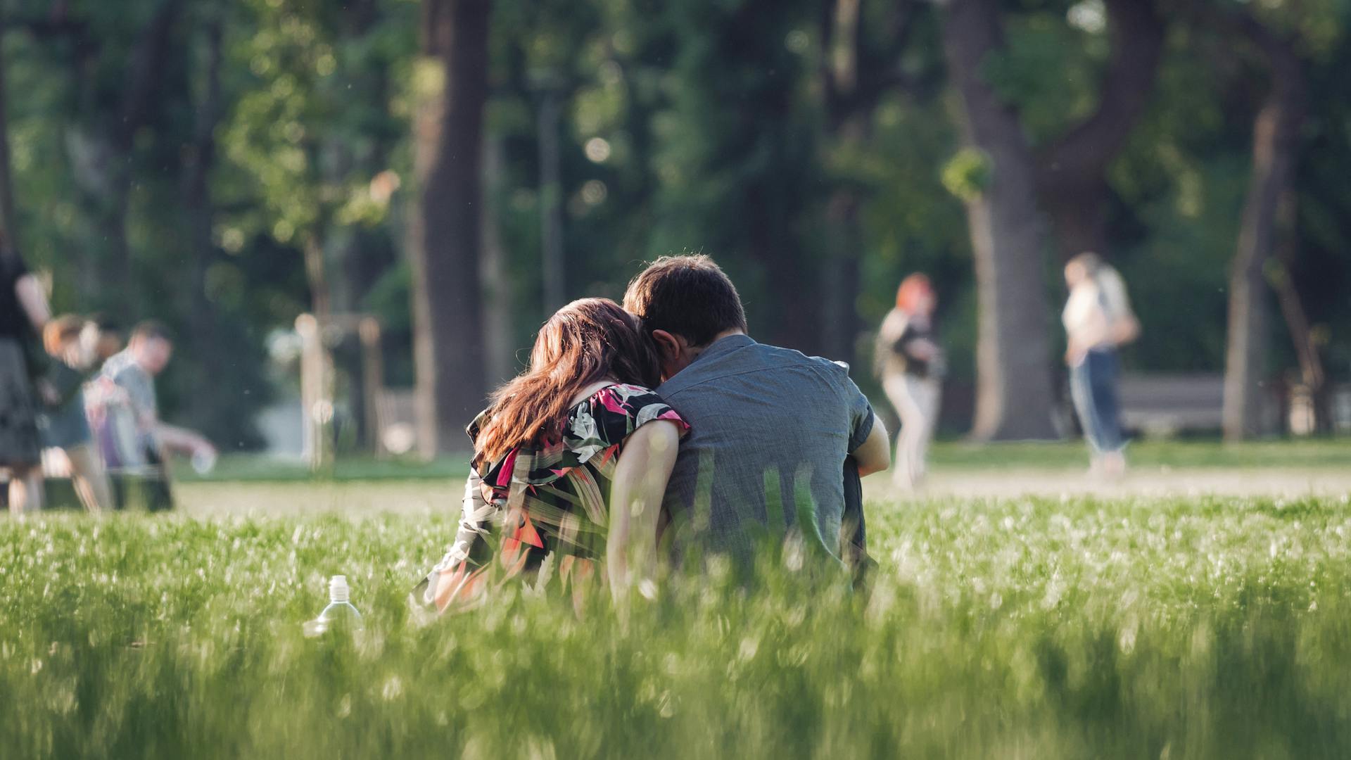 A couple sitting together | Source: Pexels