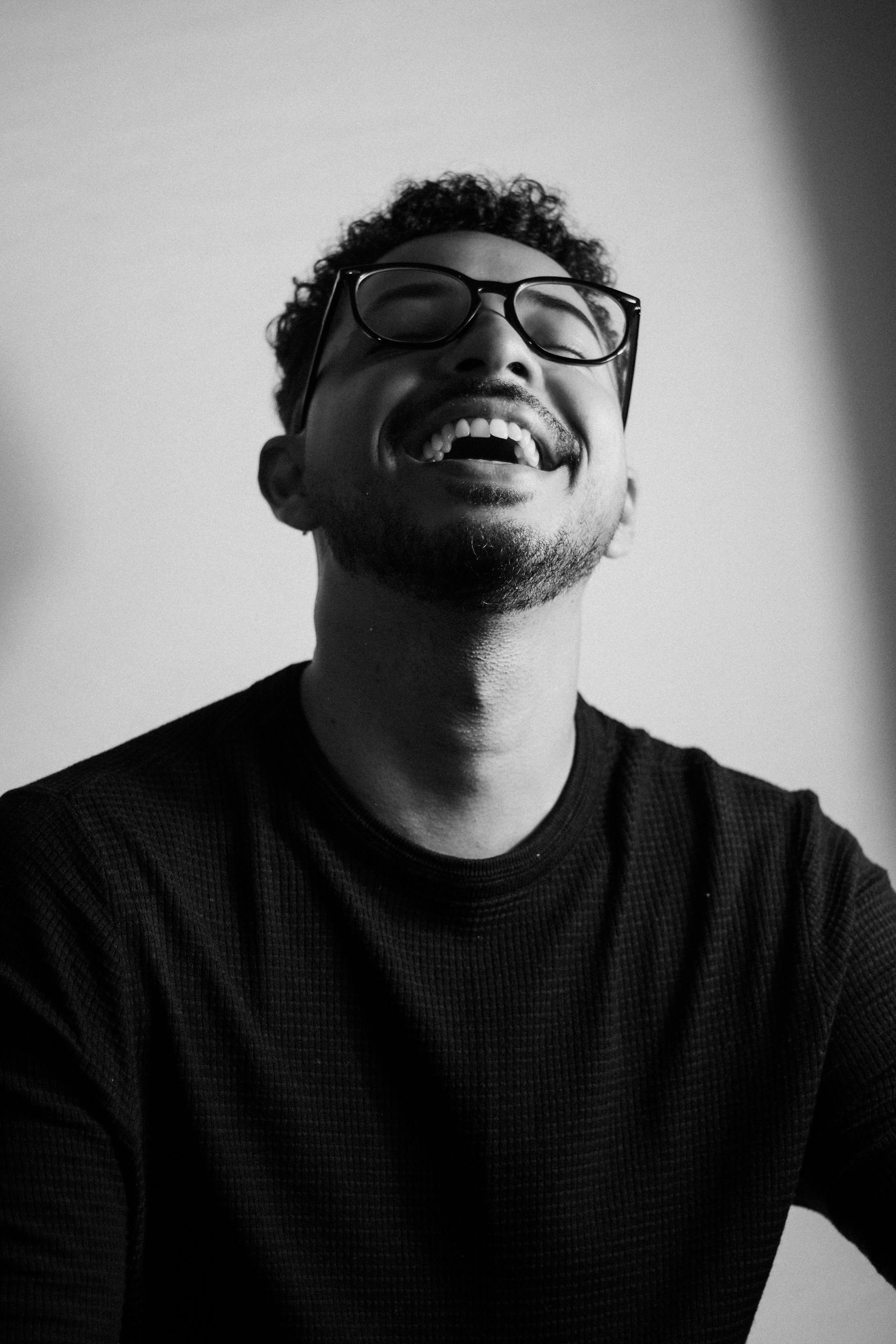 A man laughing | Source: Pexels