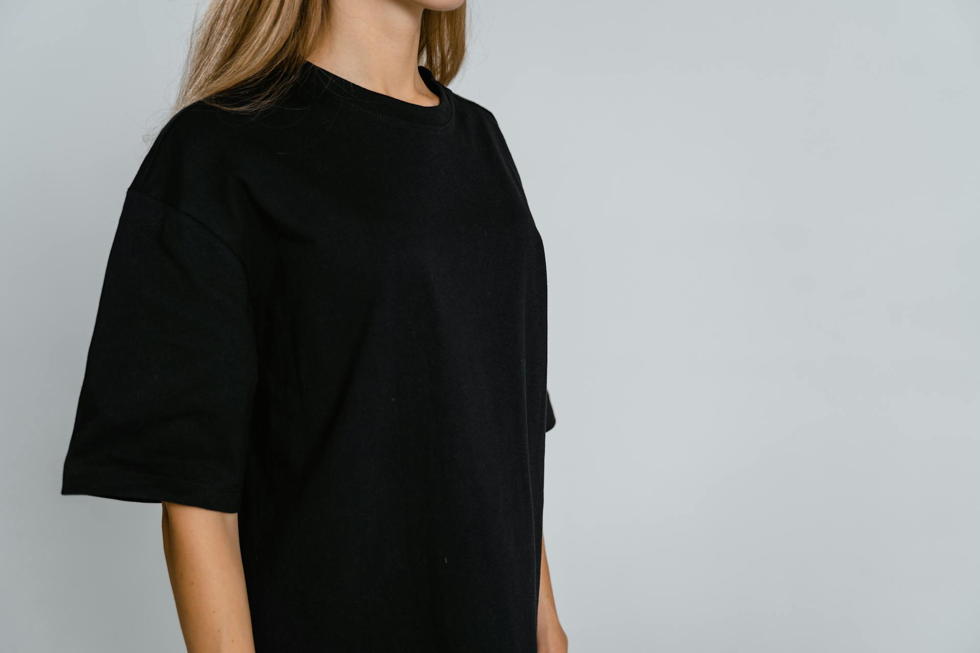 A young woman in a black t-shirt | Source: Pexels