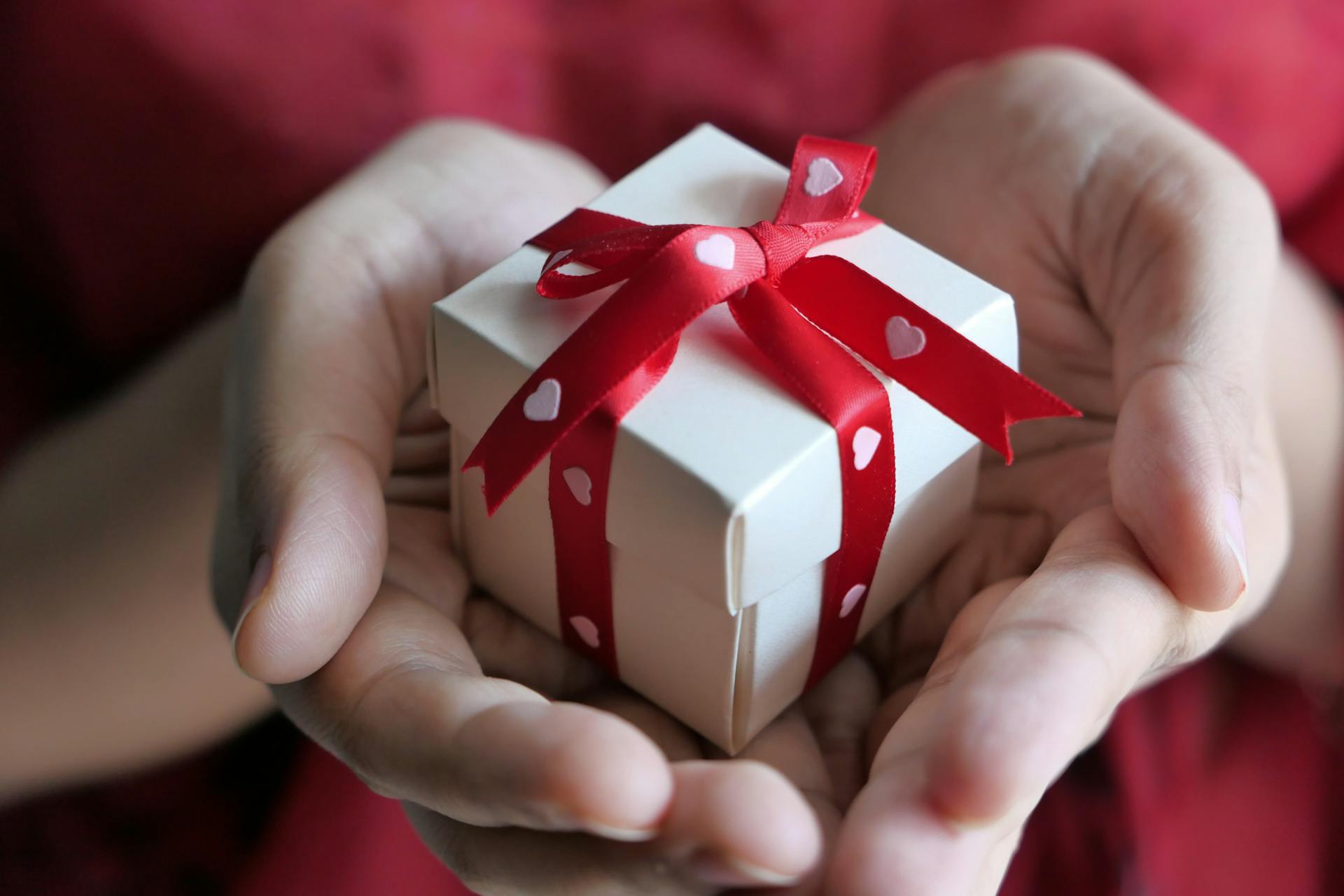 A close-up shot of a person holding a gift box | Source: Pexels
