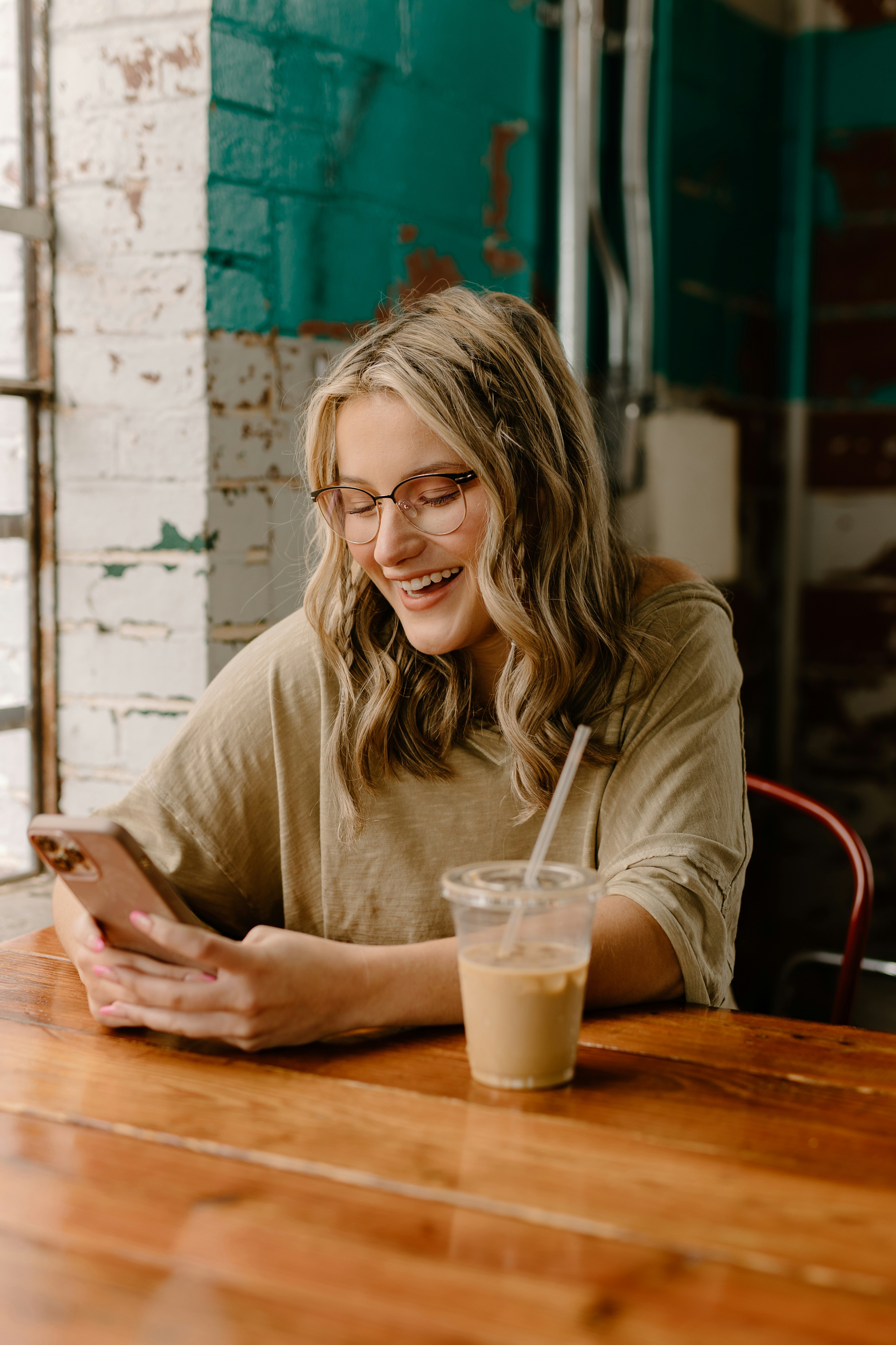 A woman laughing | Source: Unsplash