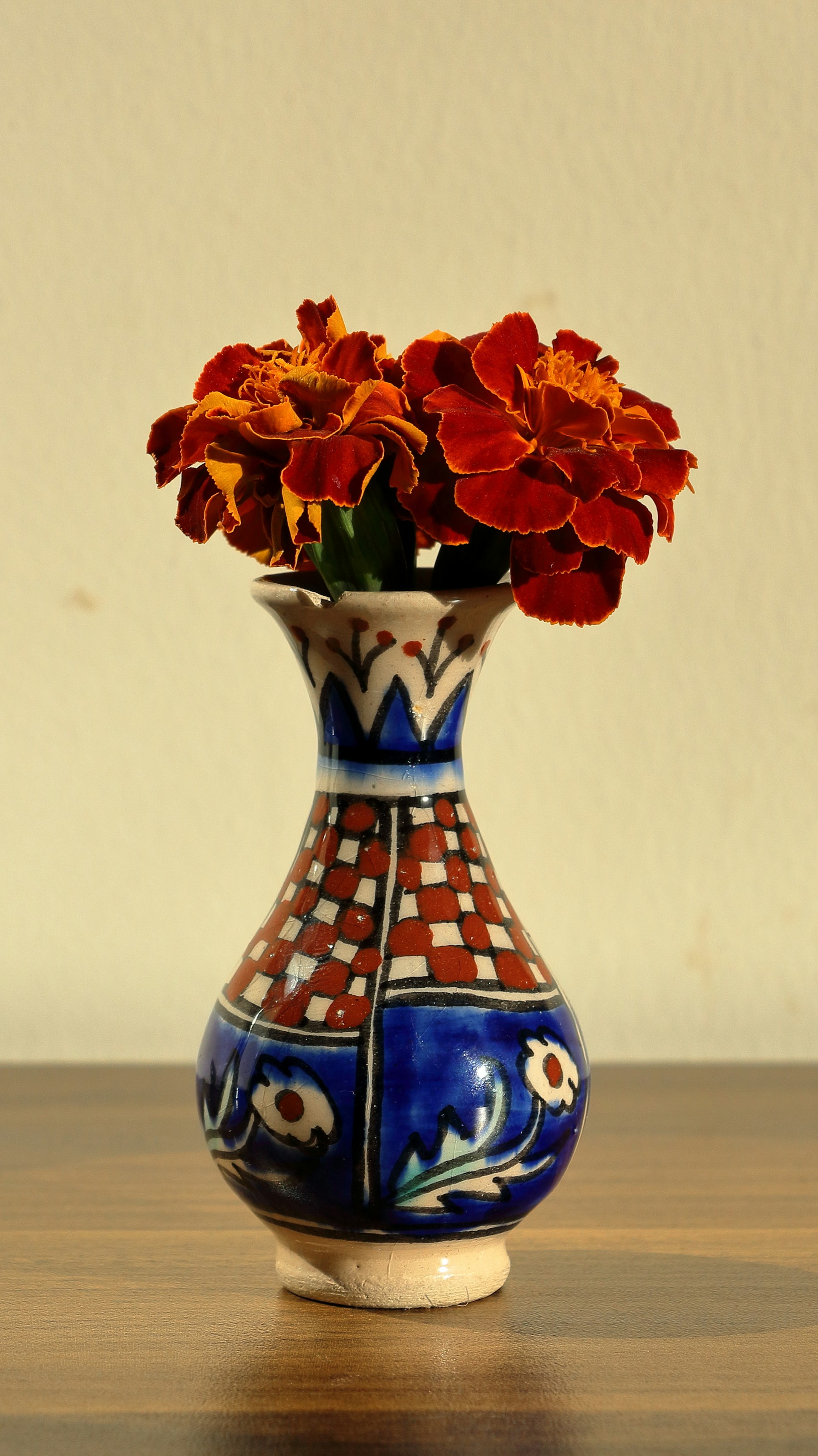 A ceramic vase with flowers on the table | Source: Unsplash