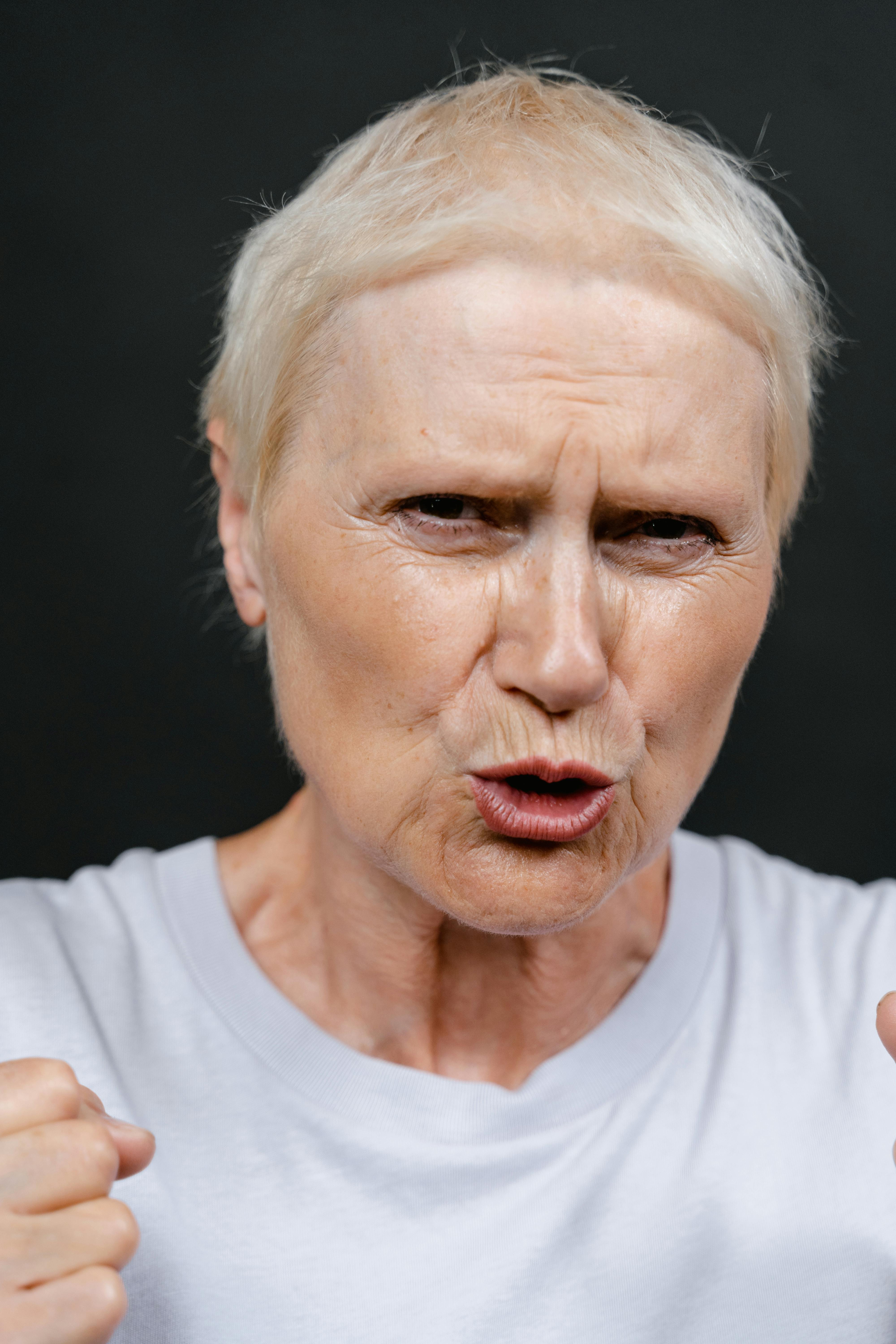 An angry middle-aged woman | Source: Pexels