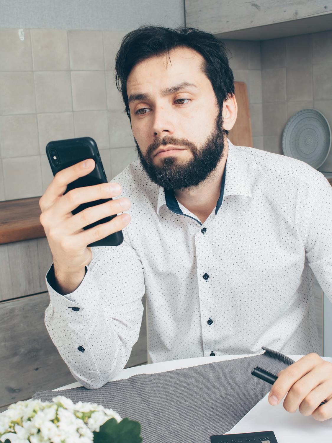 A man looking at his phone | Source: Pexels