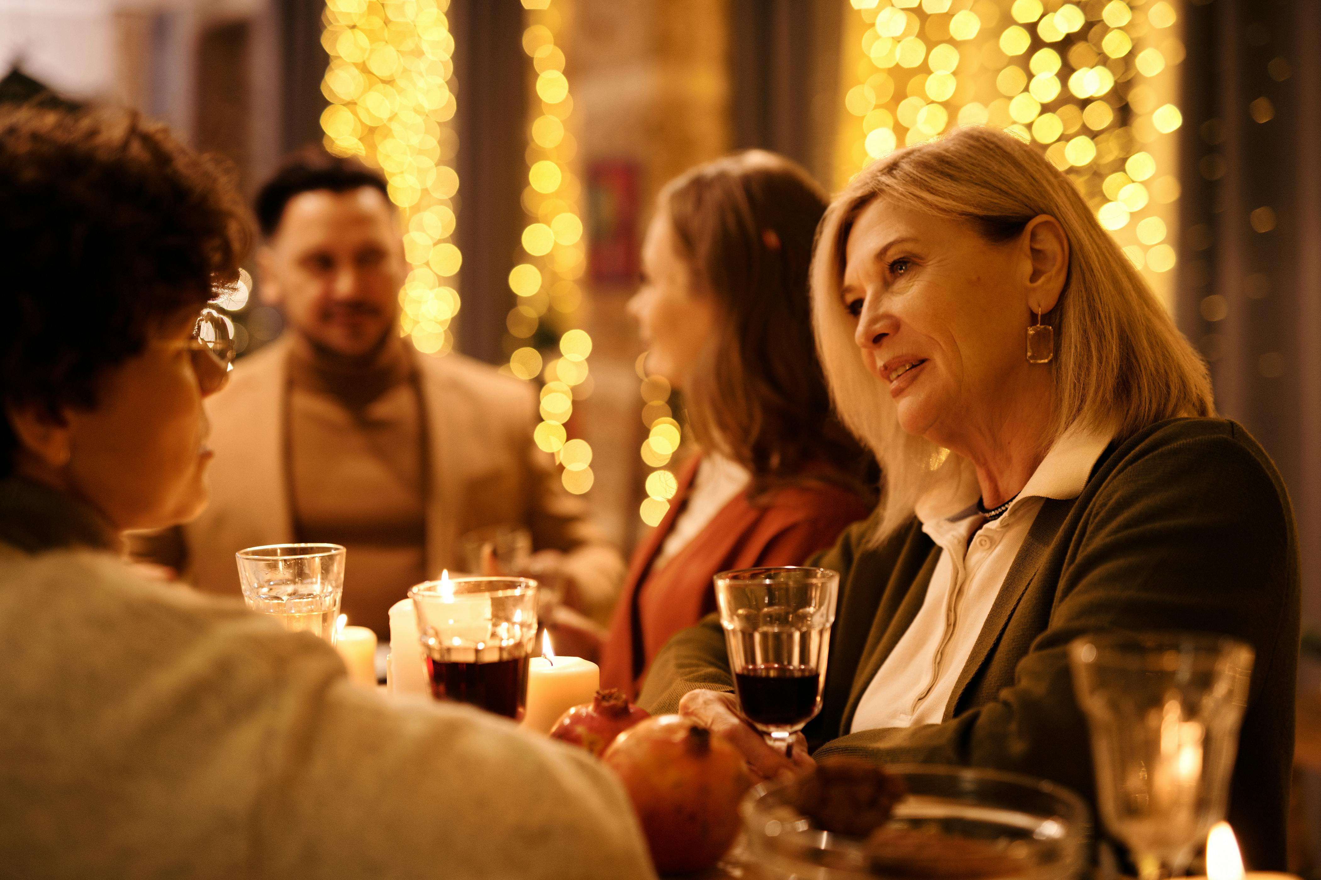 Two women talking to each other | Source: Pexels