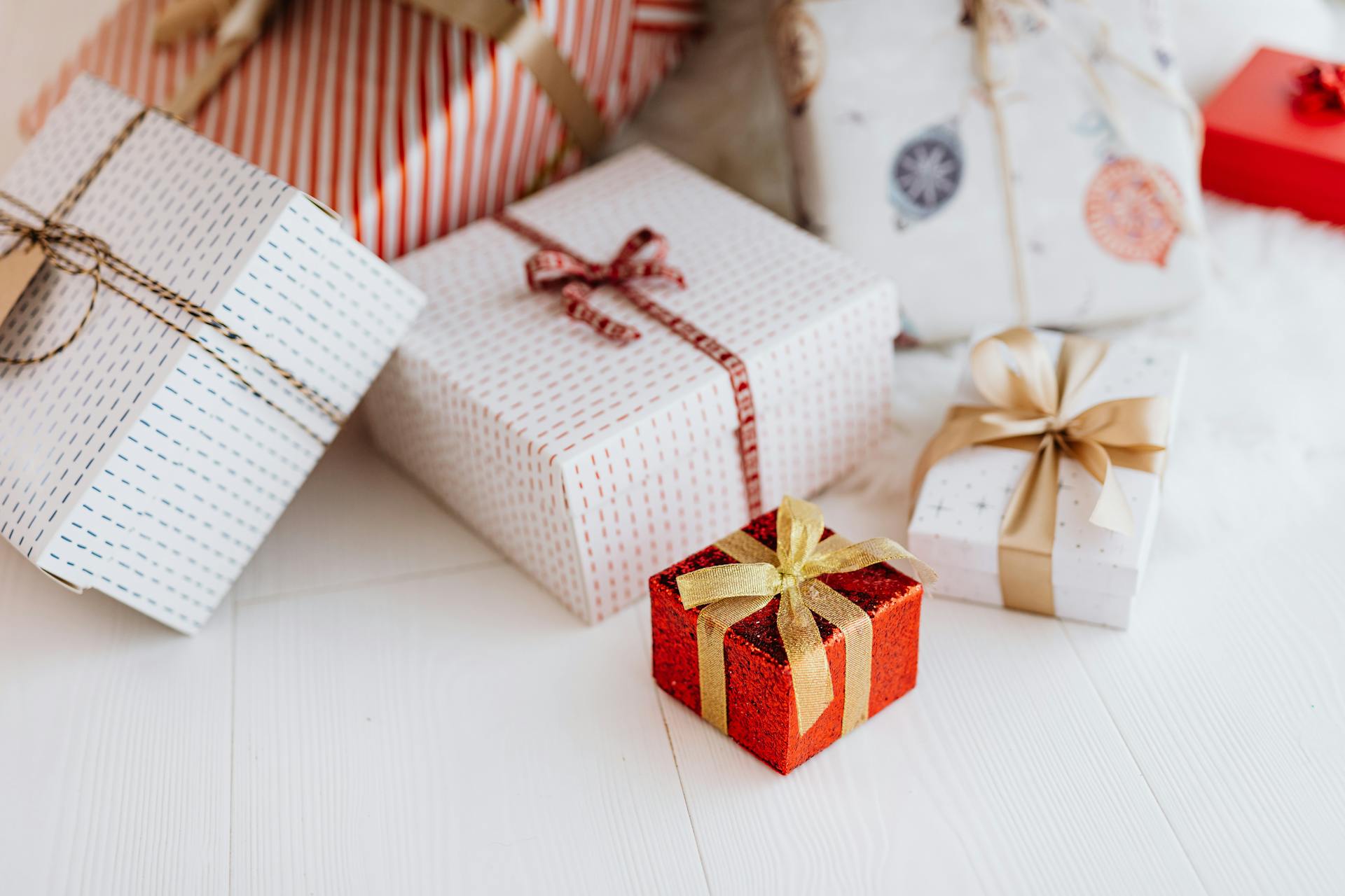 Gifts under a Christmas tree | Source: Pexels